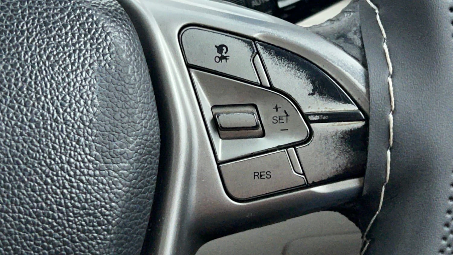 Used 2019 Mahindra XUV 300 1.5 W8 (O) Diesel Manual top_features Cruise control