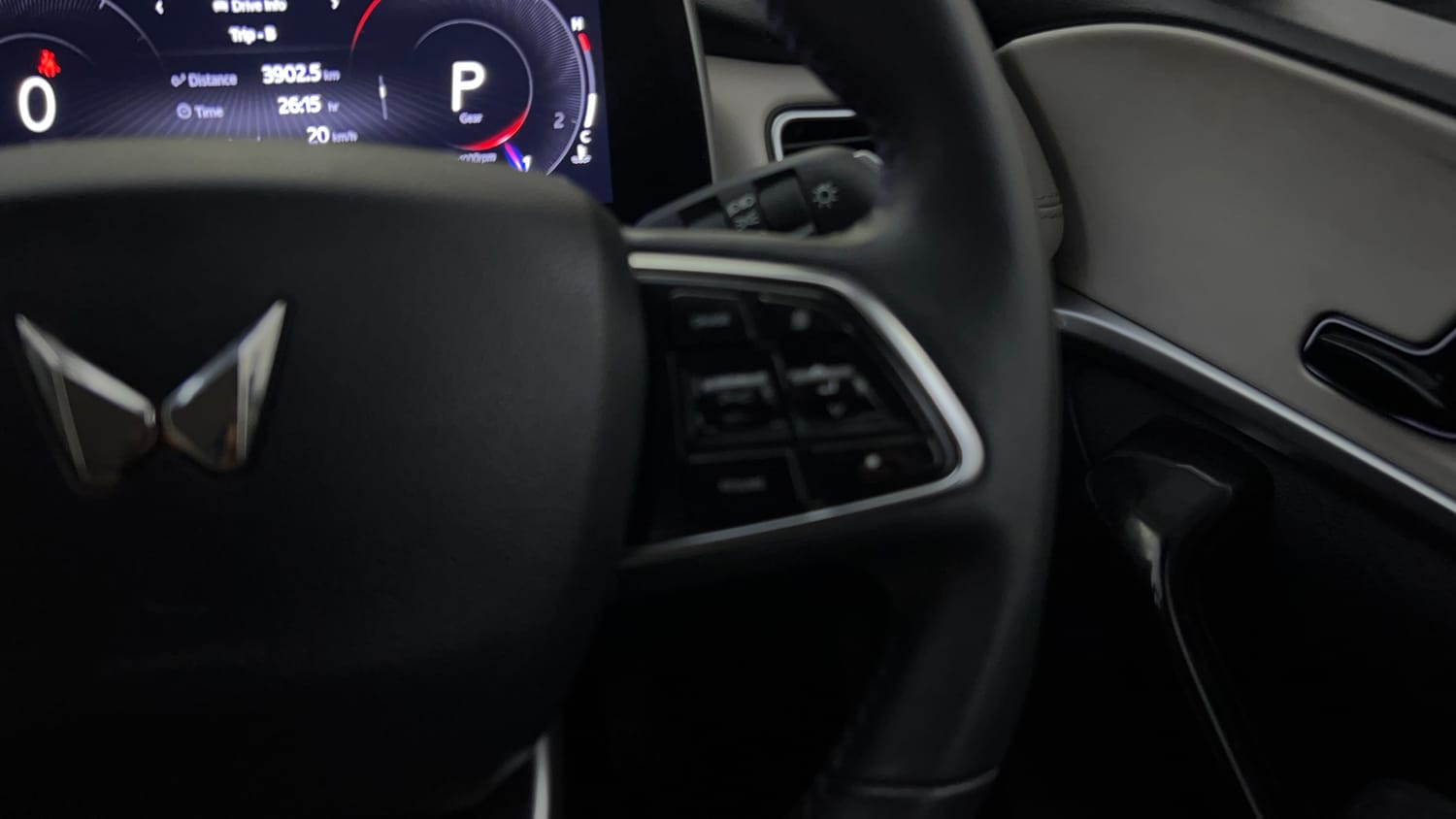 Used 2021 Mahindra XUV700 AX 7 Petrol AT 7 STR Petrol Automatic top_features Cruise control