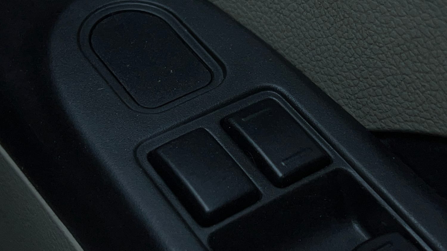 Used 2014 Maruti Suzuki Celerio VXi AMT Petrol Automatic top_features Central locking