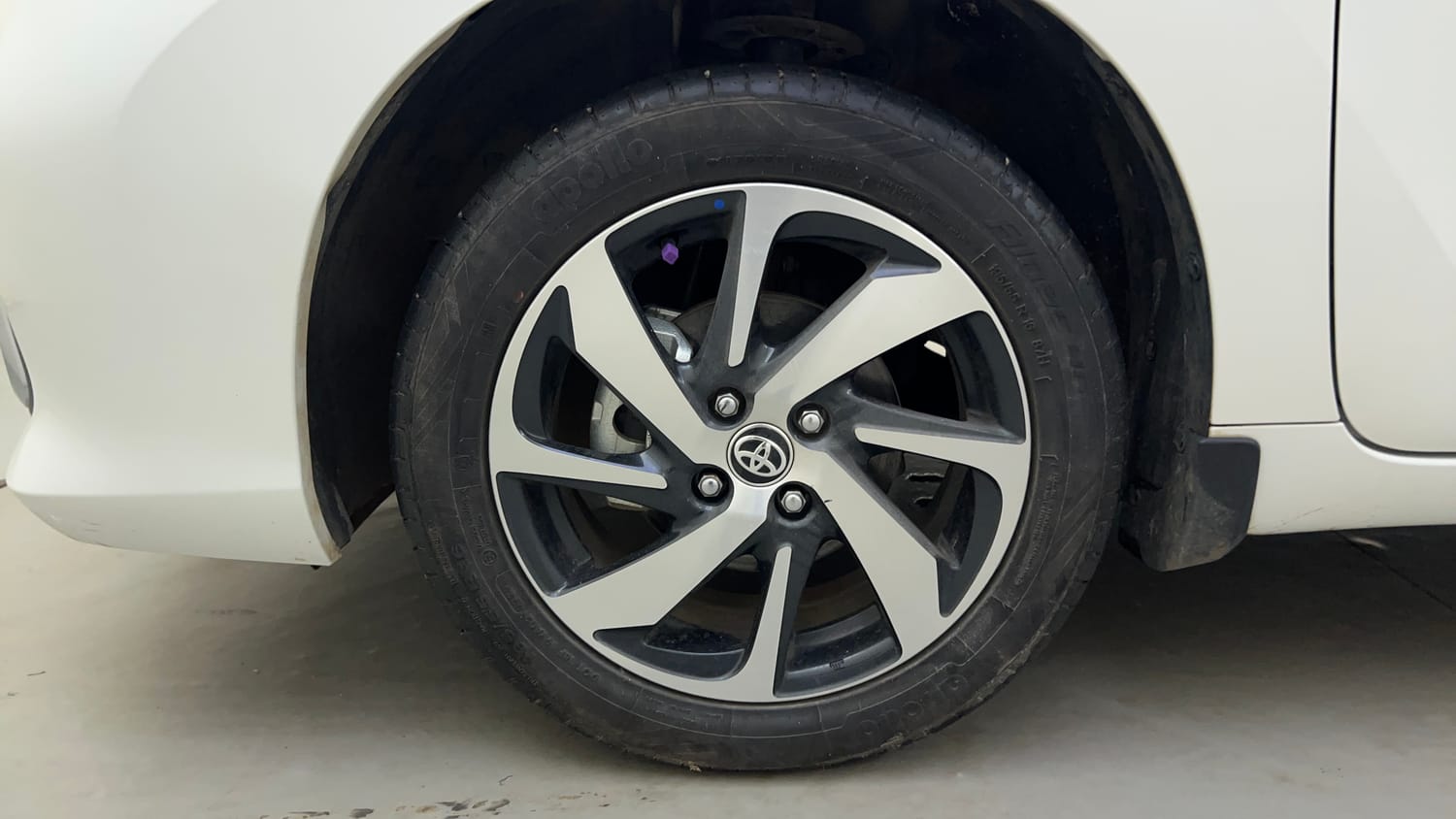 Used 2025 Toyota Glanza V AMT Petrol Automatic tyres LEFT FRONT TYRE RIM VIEW