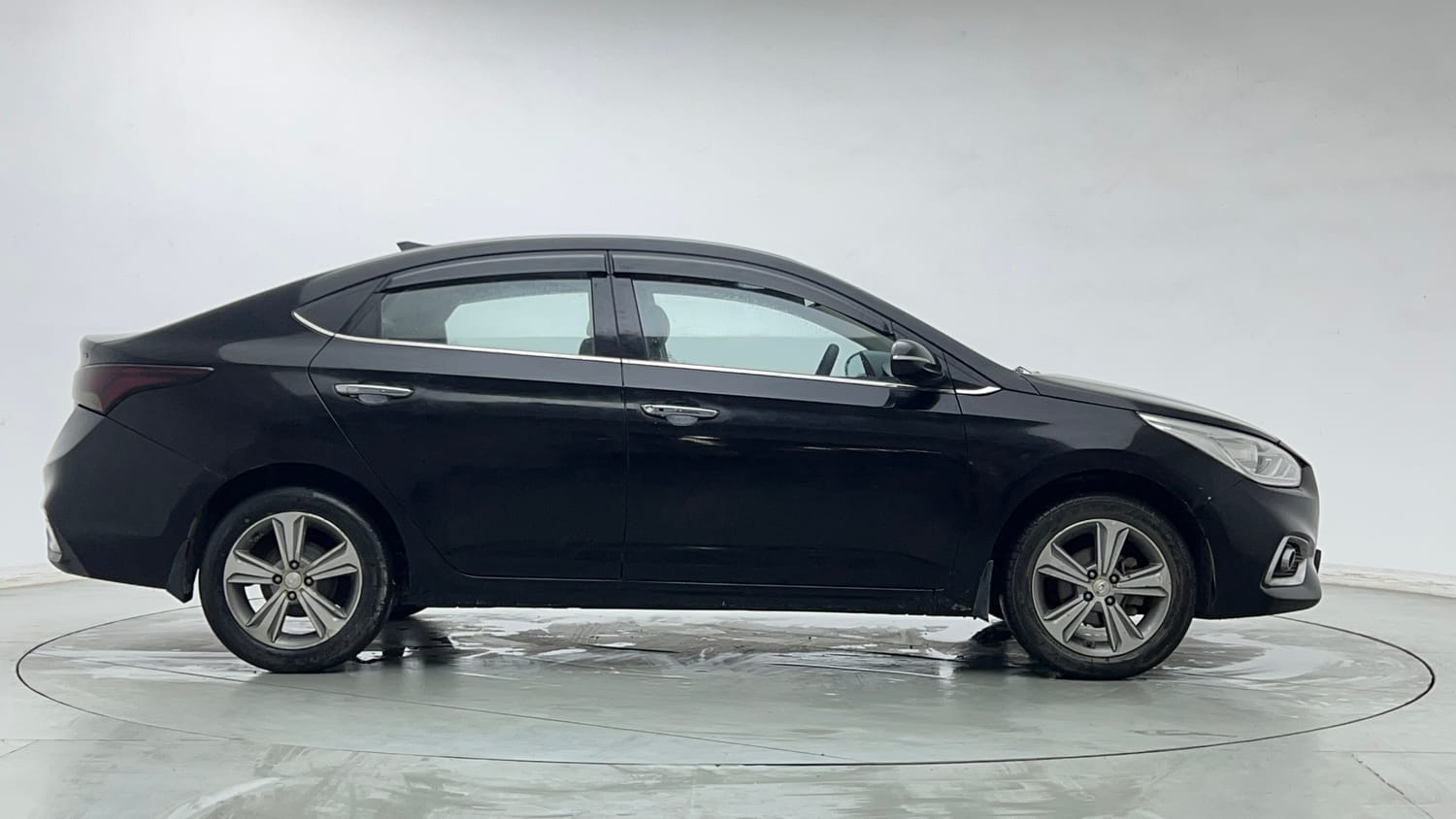 Used 2019 Hyundai Verna SX (O)1.6 VTVT Petrol Manual exterior RIGHT SIDE VIEW
