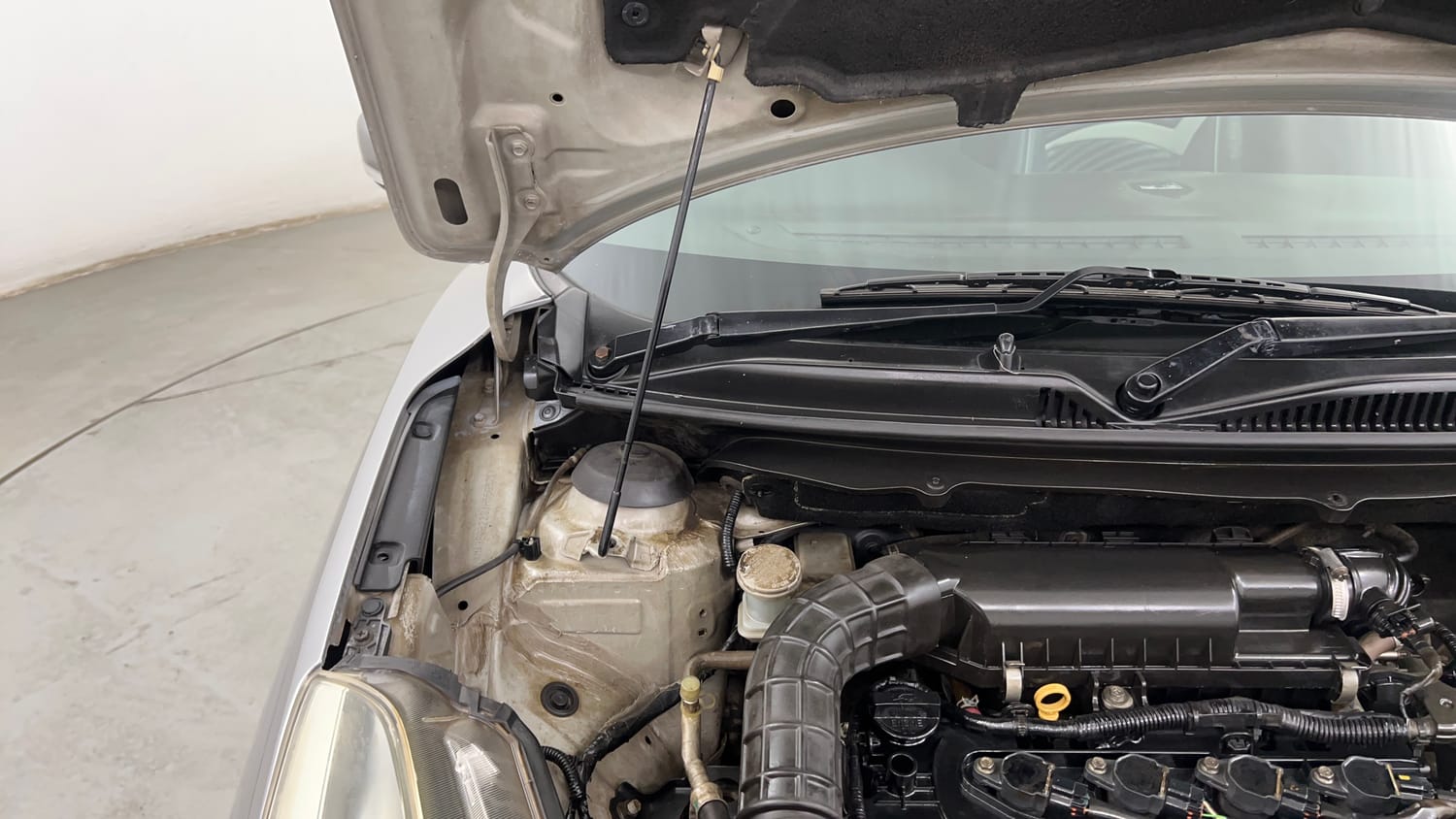 Used 2018 Maruti Suzuki Baleno Alpha 1.2 Petrol Manual engine ENGINE RIGHT SIDE HINGE & APRON VIEW