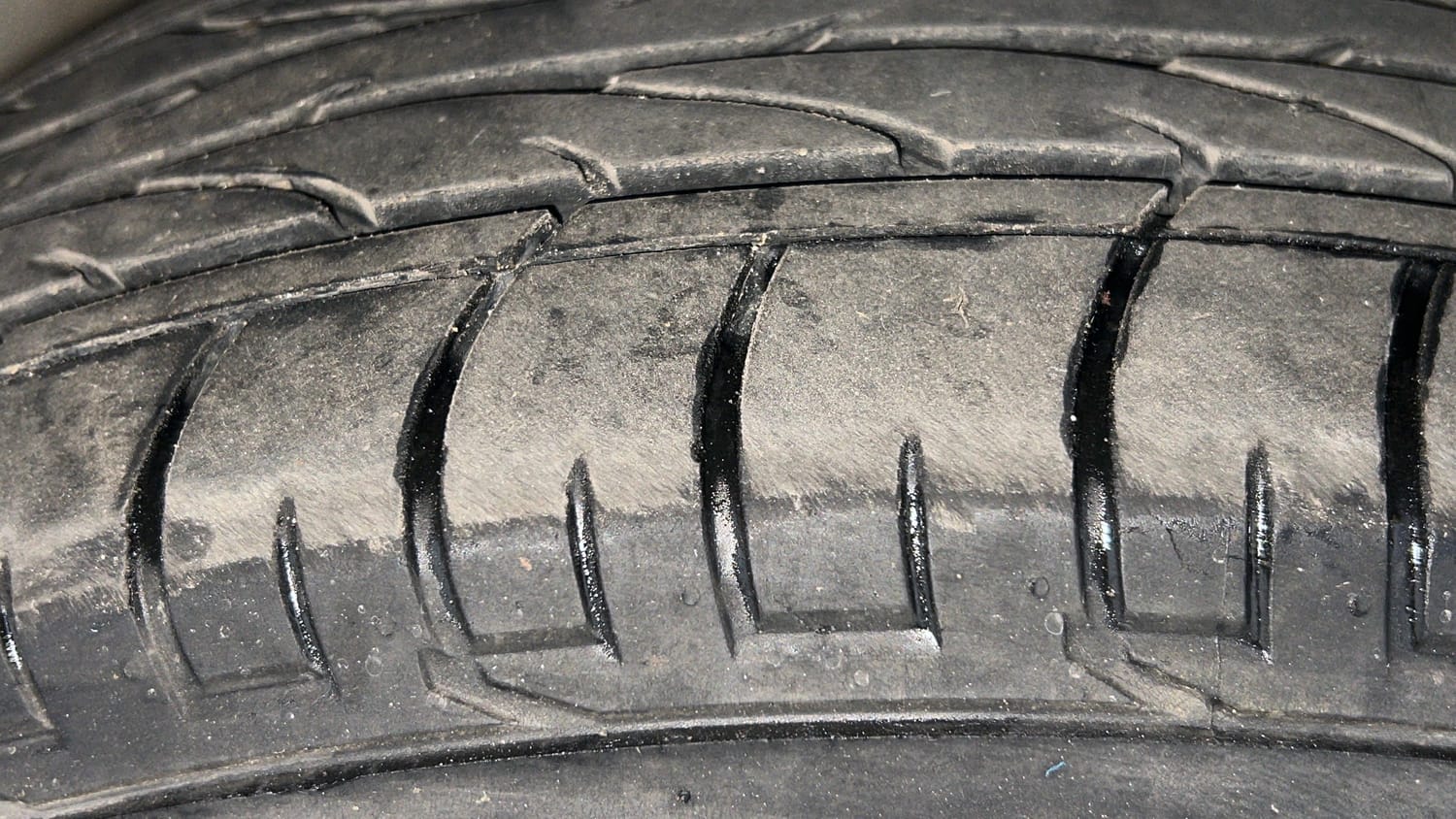 Used 2024 Mahindra XUV 300 W8 (O) 1.5 Diesel Diesel Manual tyres LEFT FRONT TYRE TREAD VIEW
