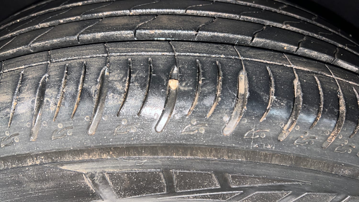 Used 2021 Mahindra XUV700 AX 7 Petrol AT 7 STR Petrol Automatic tyres LEFT FRONT TYRE TREAD VIEW