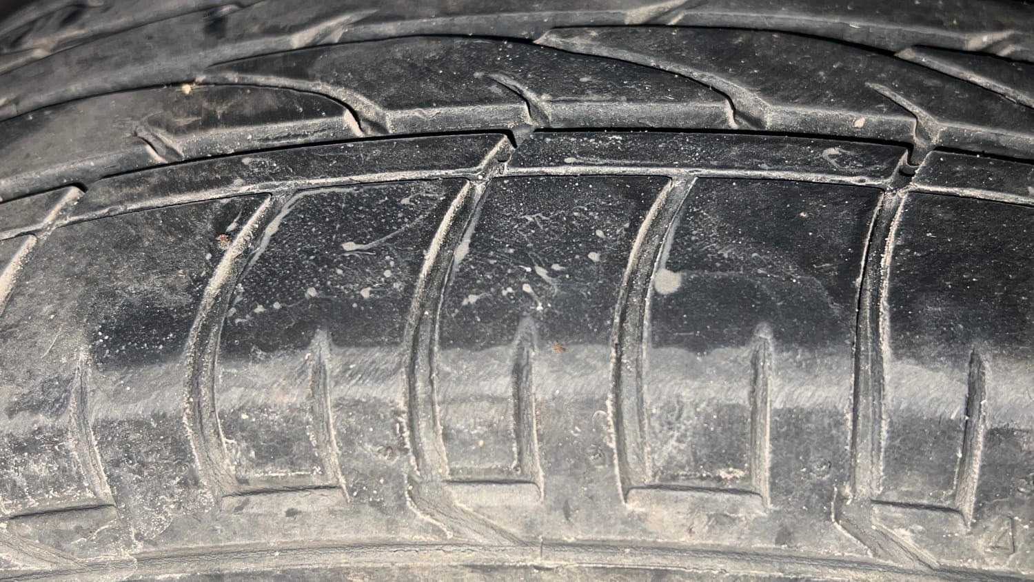 Used 2024 Mahindra XUV 300 W8 (O) 1.5 Diesel Diesel Manual tyres RIGHT FRONT TYRE TREAD VIEW