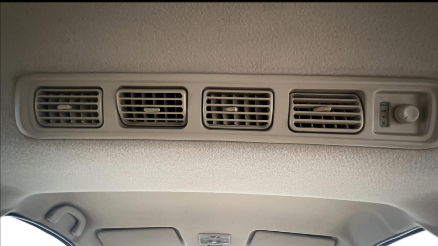 Used 2013 Maruti Suzuki Ertiga Vxi Petrol Manual top_features 2nd row AC vent