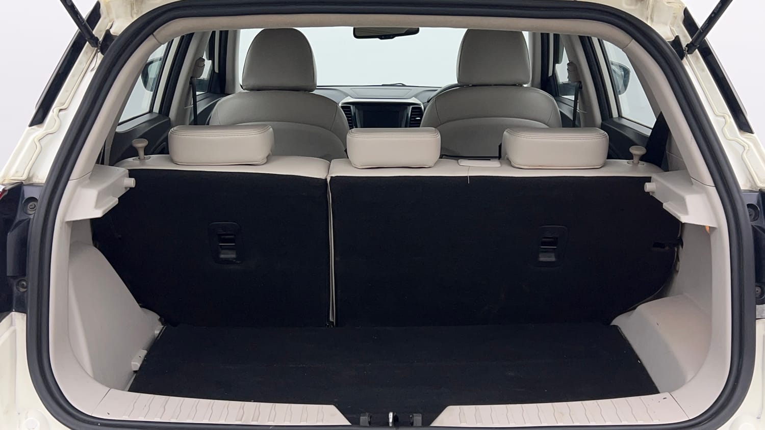 Used 2019 Mahindra XUV 300 1.5 W8 (O) Diesel Manual interior DICKY INSIDE VIEW