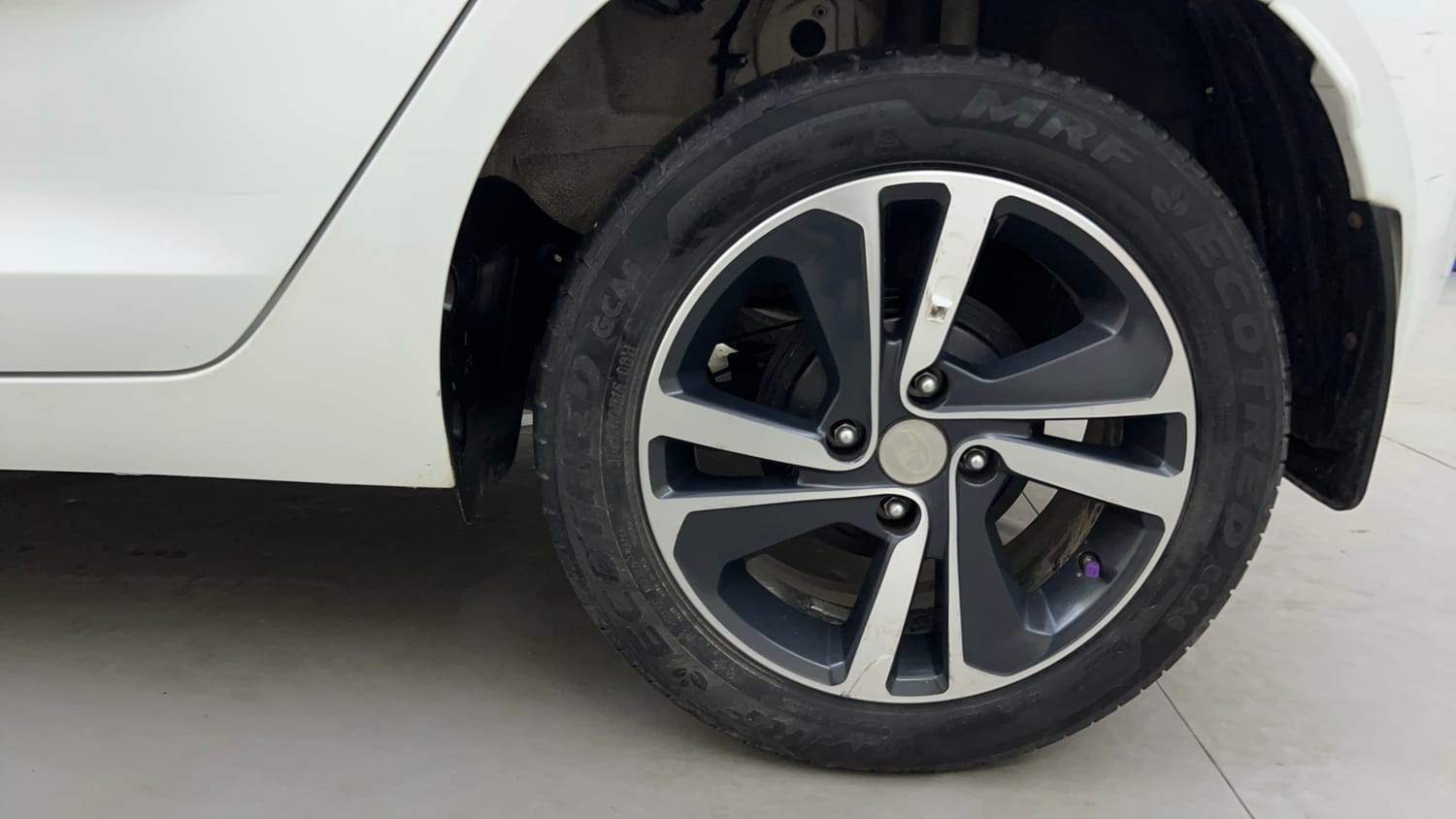 Used 2024 Tata Altroz XZA Plus (S) Petrol Automatic tyres LEFT REAR TYRE RIM VIEW