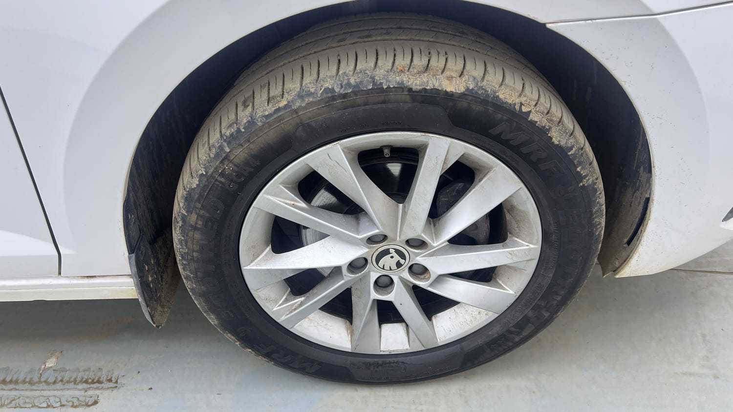 Used 2023 Skoda Slavia Ambition 1.0L TSI AT Petrol Automatic tyres RIGHT FRONT TYRE RIM VIEW