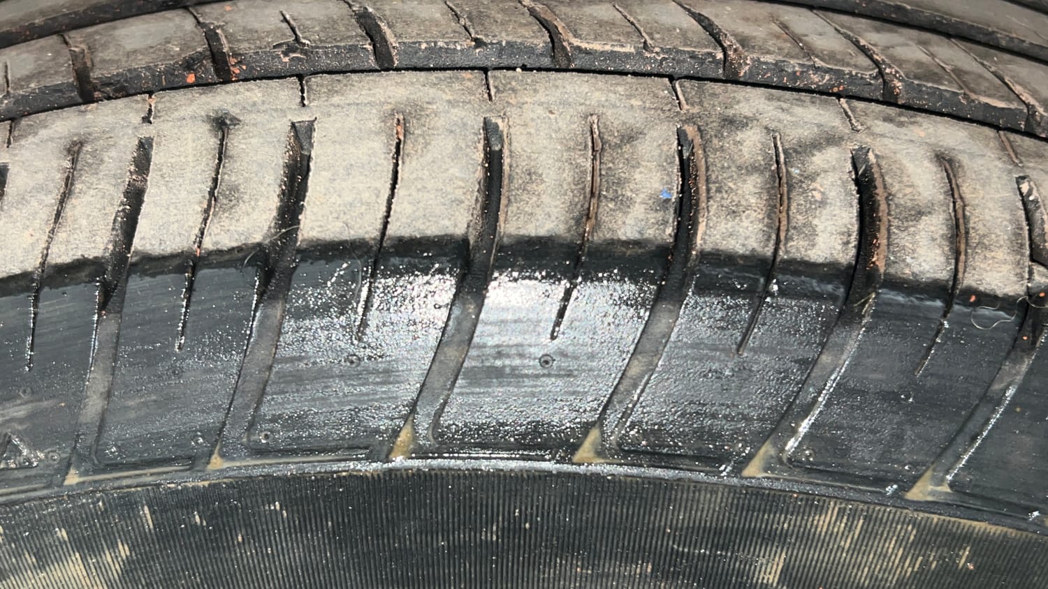 Used 2017 Mahindra XUV500 W10 AT Black Interiors Diesel Automatic tyres LEFT FRONT TYRE TREAD VIEW