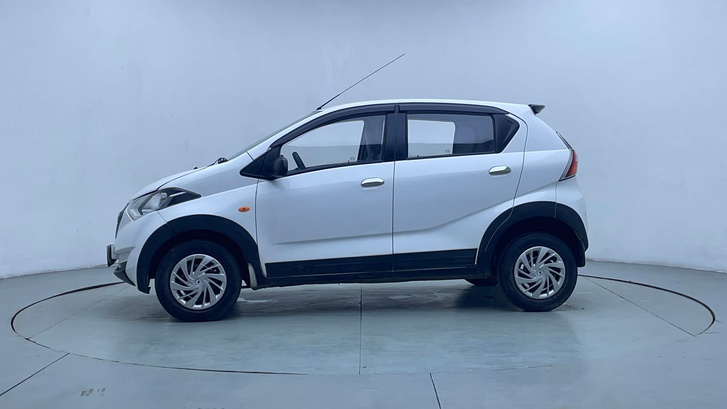 Used 2016 Datsun Redi-GO S Petrol Manual exterior LEFT SIDE VIEW