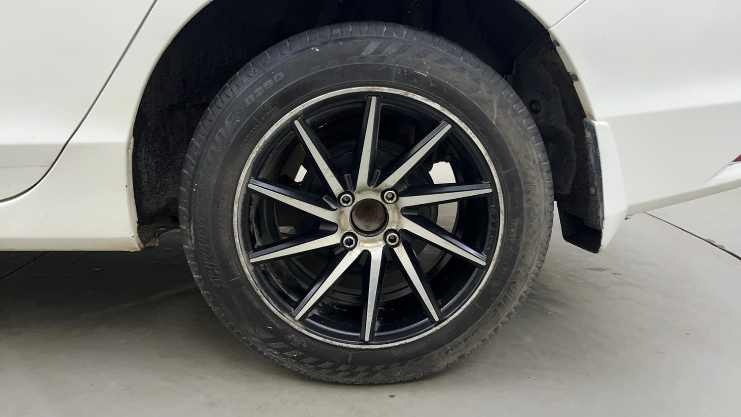 Used 2015 Honda City SV CVT Petrol Automatic tyres LEFT REAR TYRE RIM VIEW