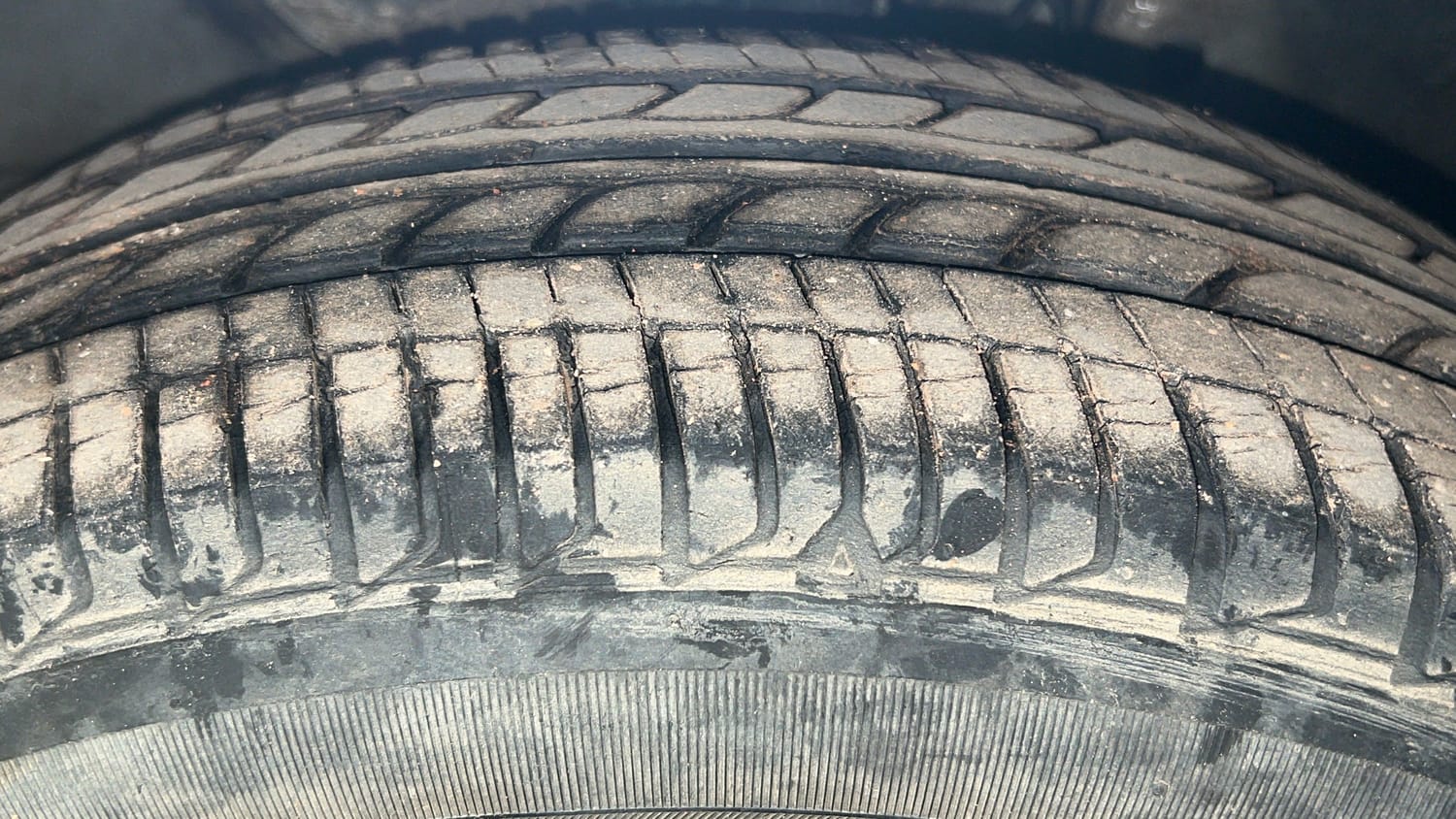 Used 2017 Honda City S Petrol Petrol Manual tyres LEFT FRONT TYRE TREAD VIEW