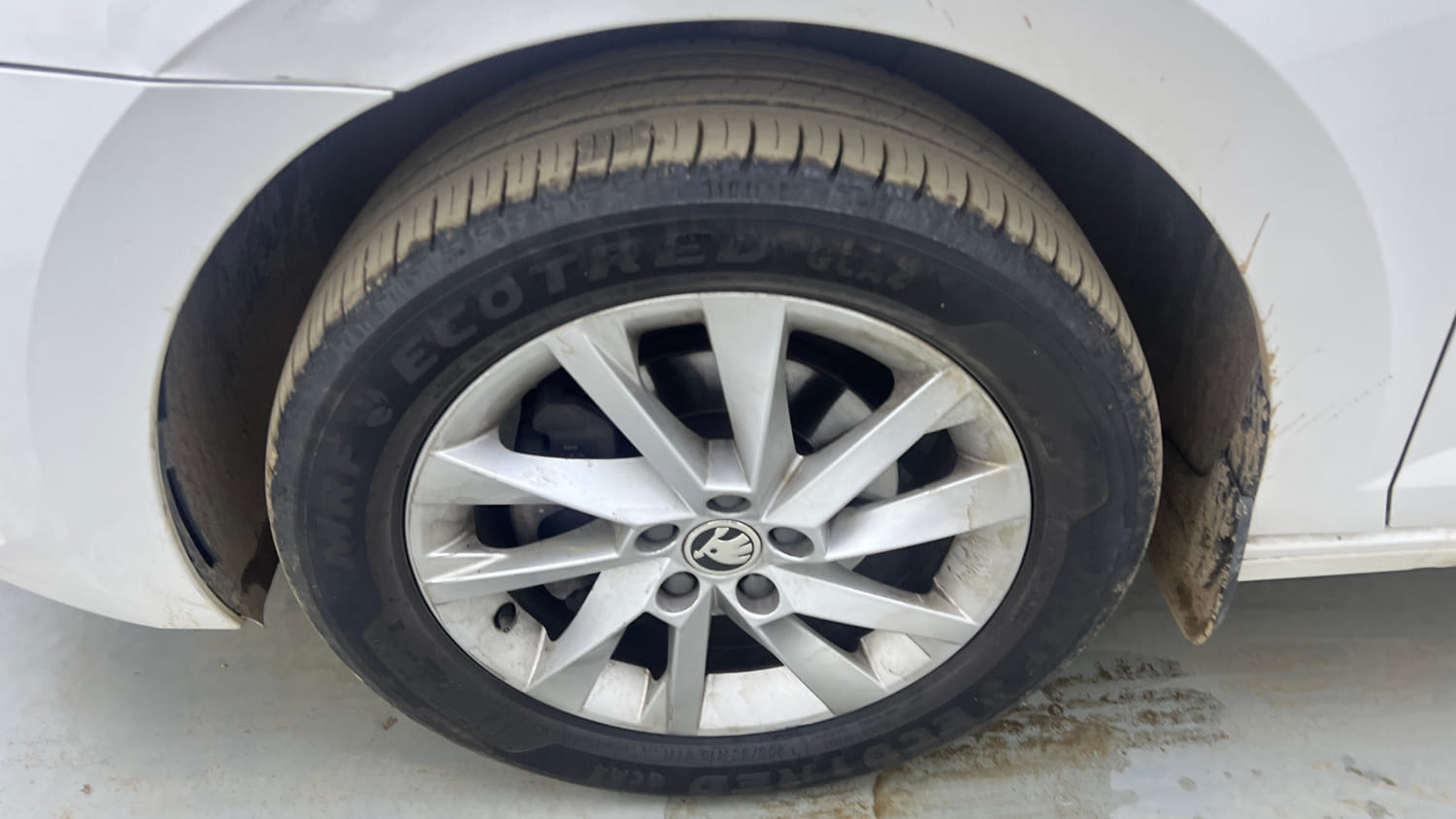 Used 2023 Skoda Slavia Ambition 1.0L TSI AT Petrol Automatic tyres LEFT FRONT TYRE RIM VIEW