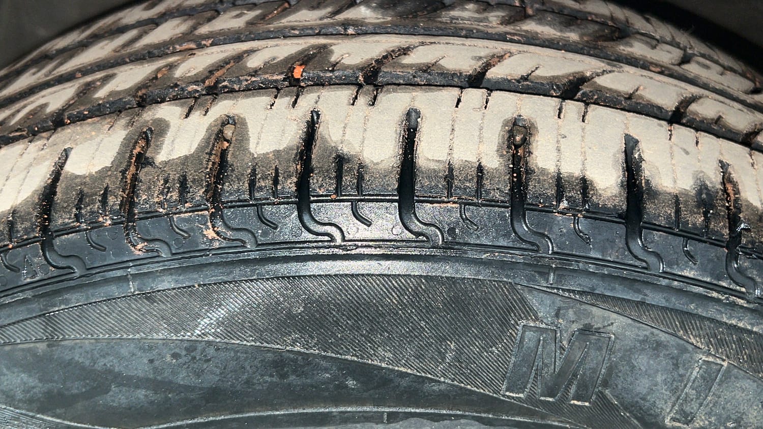 Used 2013 Maruti Suzuki Ertiga Vxi Petrol Manual tyres LEFT FRONT TYRE TREAD VIEW