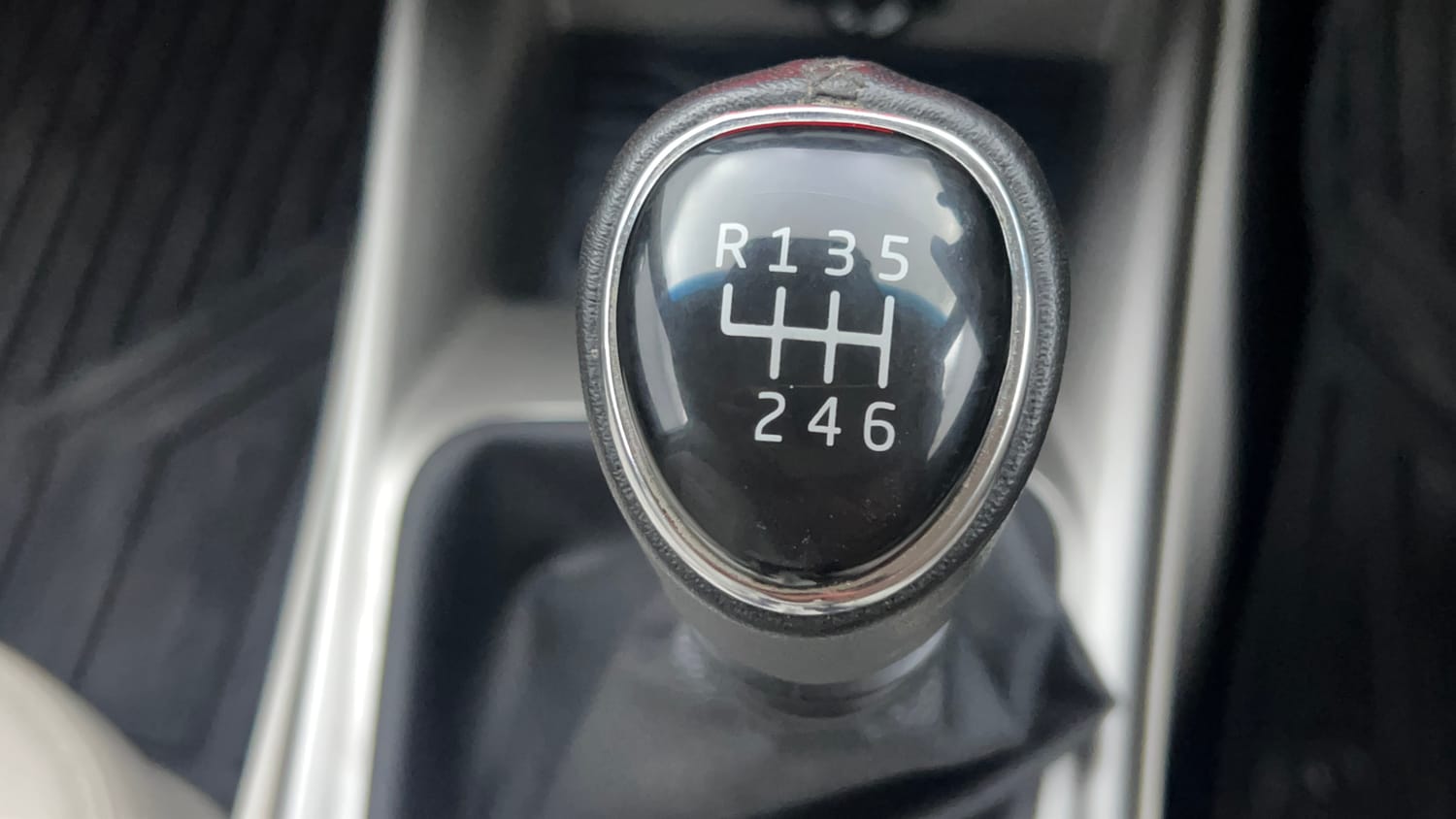 Used 2024 Mahindra XUV 300 W8 (O) 1.5 Diesel Diesel Manual interior GEAR  KNOB VIEW