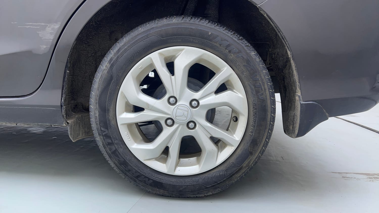 Used 2018 Honda Amaze 1.2 V CVT Petrol Petrol Automatic tyres LEFT REAR TYRE RIM VIEW