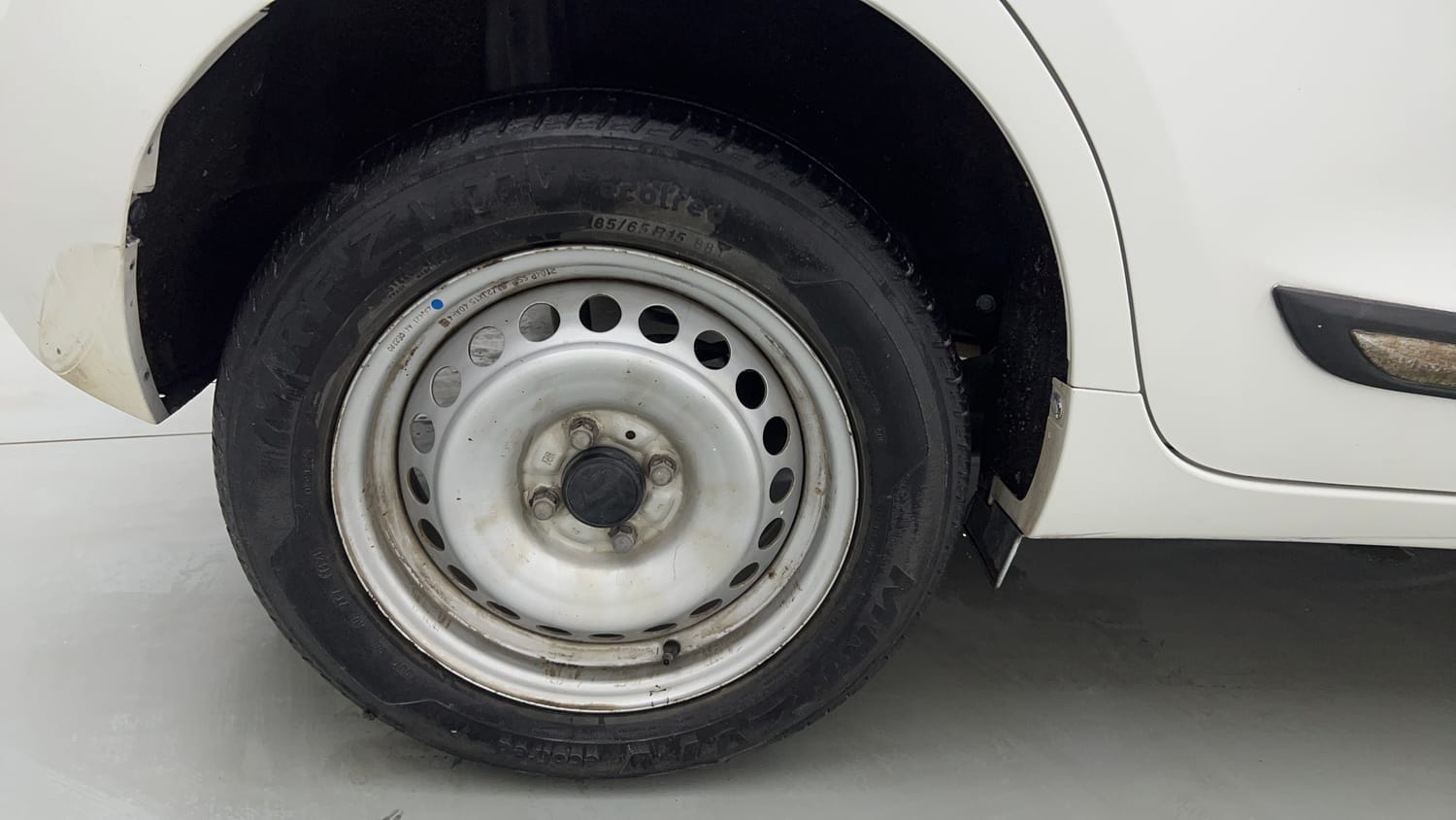 Used 2021 Maruti Suzuki Baleno Sigma Petrol Manual tyres RIGHT REAR TYRE RIM VIEW