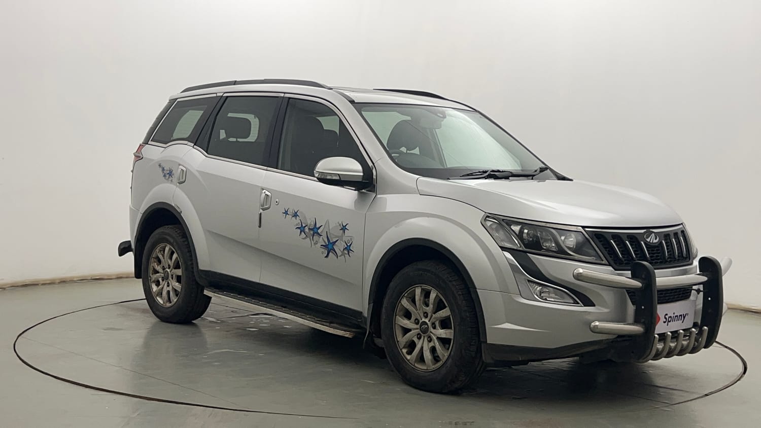 Used 2017 Mahindra XUV500 W10 AT Black Interiors Diesel Automatic exterior RIGHT FRONT CORNER VIEW