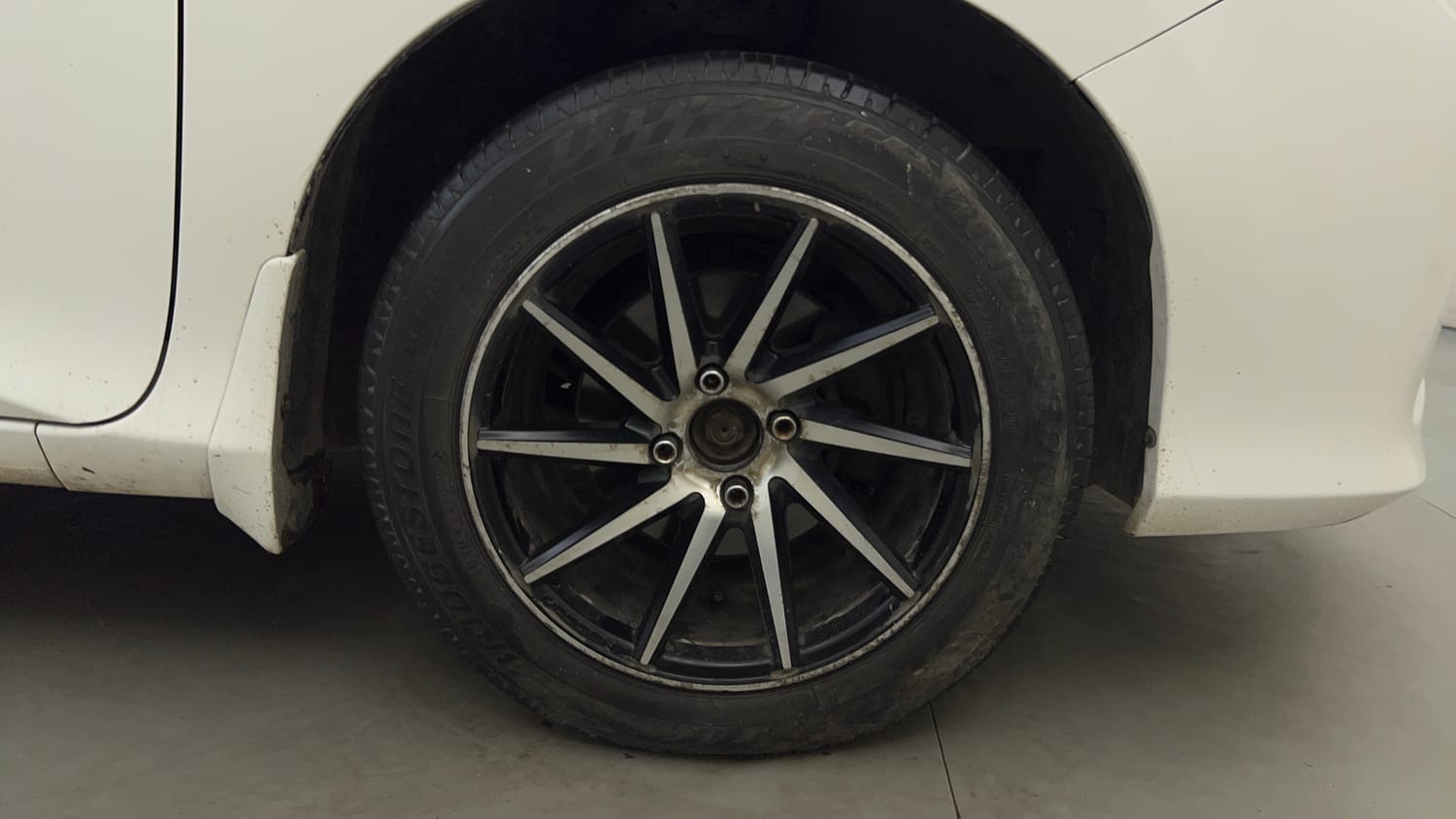 Used 2015 Honda City SV CVT Petrol Automatic tyres RIGHT FRONT TYRE RIM VIEW