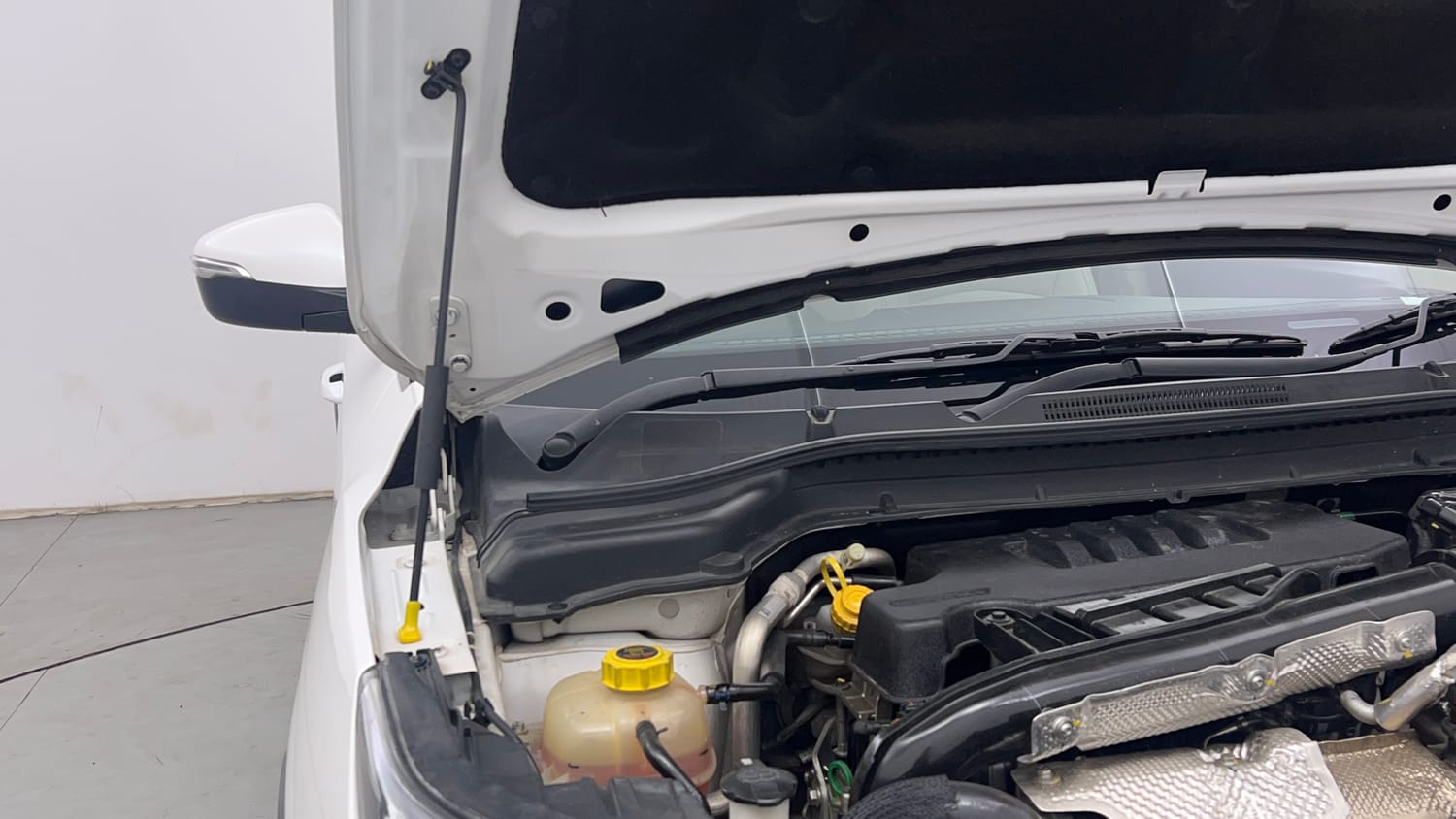 Used 2024 Mahindra XUV 300 W8 (O) 1.5 Diesel Diesel Manual engine ENGINE RIGHT SIDE HINGE & APRON VIEW