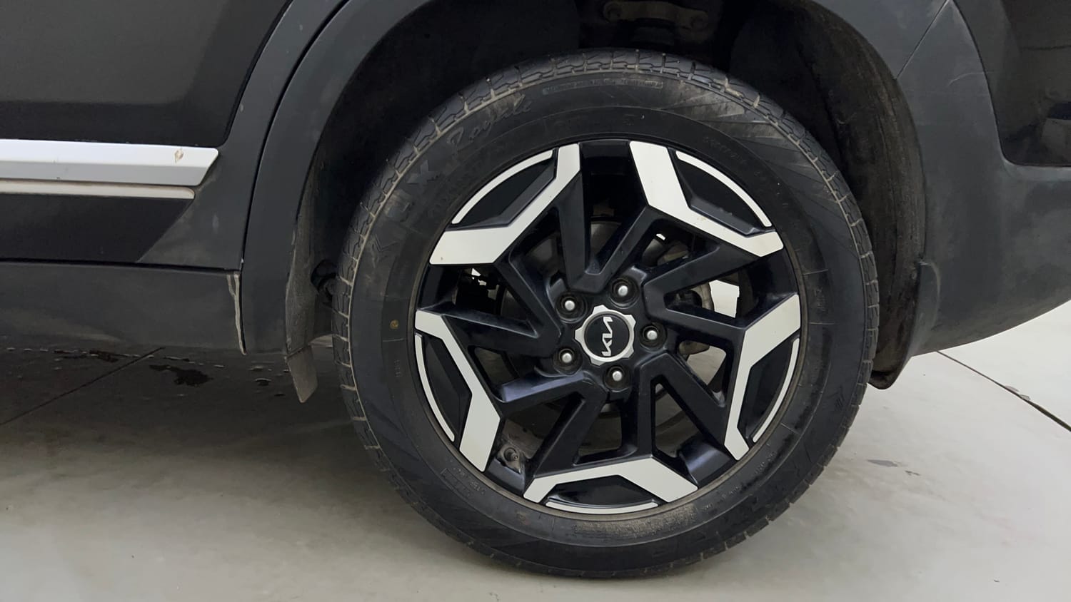 Used 2023 kia Seltos HTX 1.5 IVT Petrol Automatic tyres LEFT REAR TYRE RIM VIEW