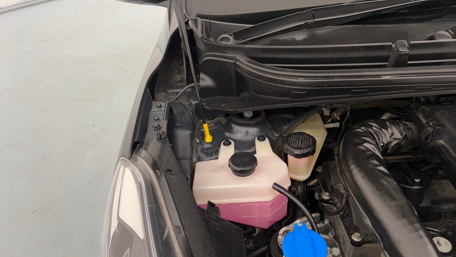 Used 2023 Hyundai Aura SX 1.2 (O) Petrol Petrol Manual engine ENGINE RIGHT SIDE HINGE & APRON VIEW