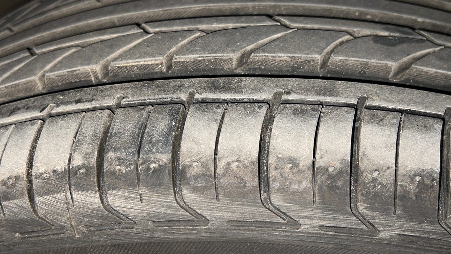 Used 2019 Mahindra XUV 300 1.5 W8 (O) Diesel Manual tyres RIGHT FRONT TYRE TREAD VIEW
