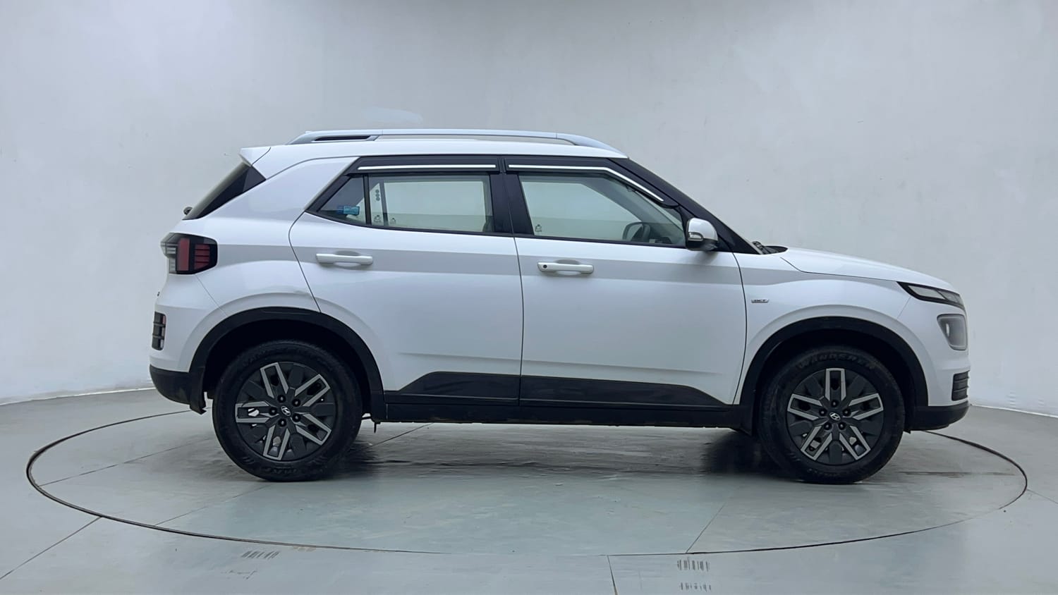 Used 2024 Hyundai Venue S (O) 1.0 Turbo DCT Petrol Automatic exterior RIGHT SIDE VIEW