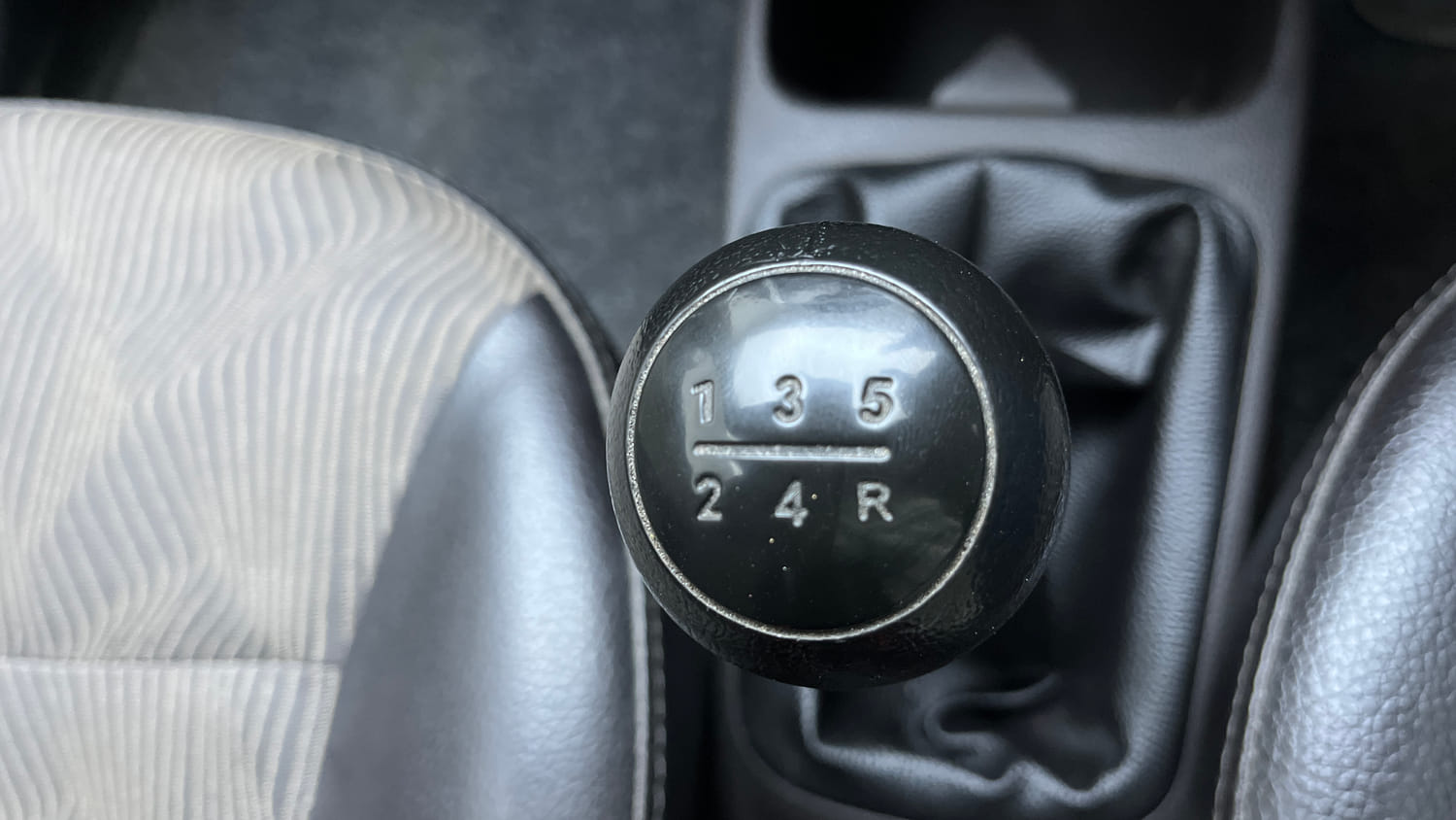Used 2014 Hyundai Eon Magna Petrol Manual interior GEAR  KNOB VIEW