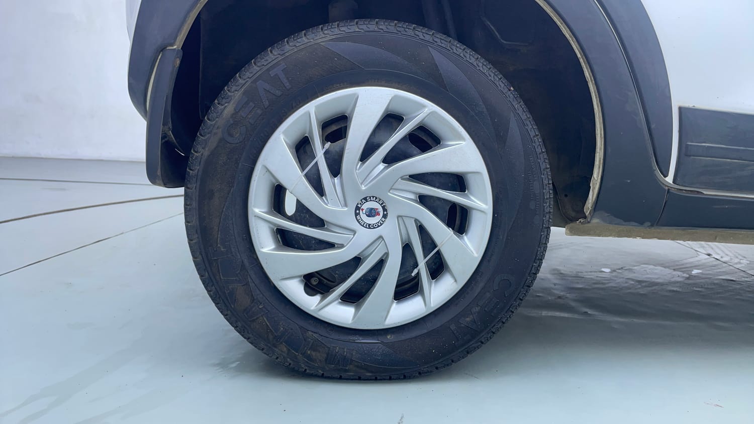 Used 2016 Datsun Redi-GO S Petrol Manual tyres RIGHT REAR TYRE RIM VIEW