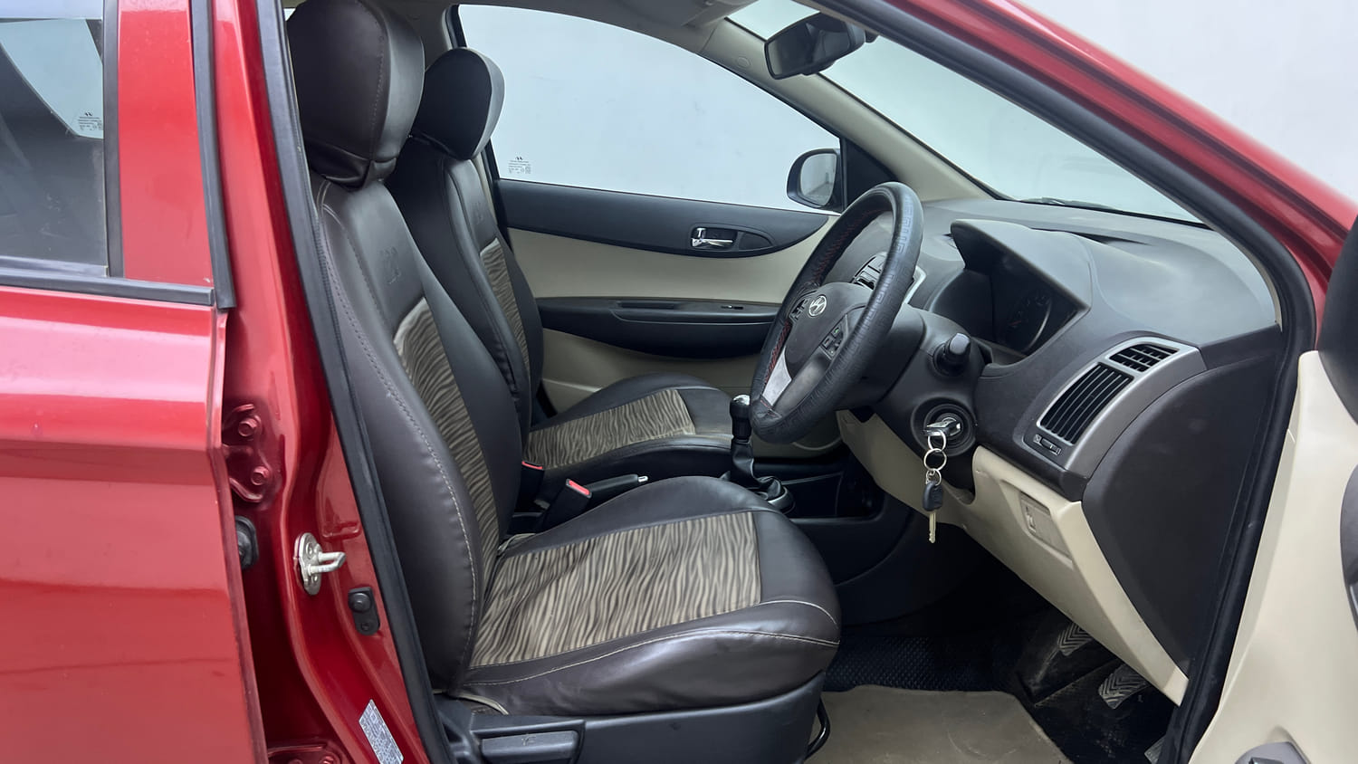 Used 2012 Hyundai i20 Sportz 1.2 Petrol Manual interior RIGHT SIDE FRONT DOOR CABIN VIEW