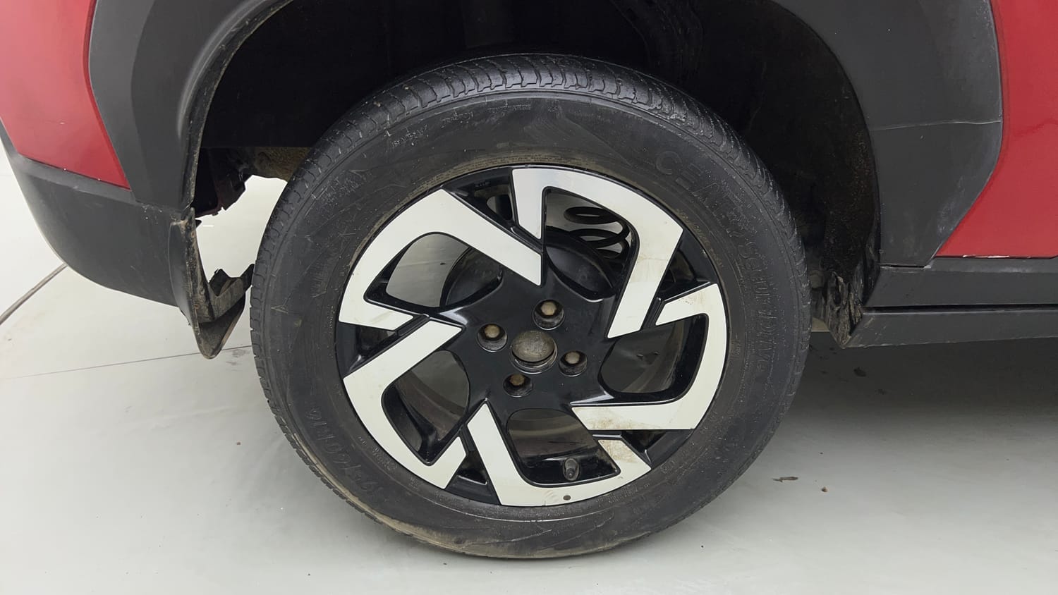 Used 2022 Nissan Magnite XV Turbo CVT Petrol Automatic tyres RIGHT REAR TYRE RIM VIEW
