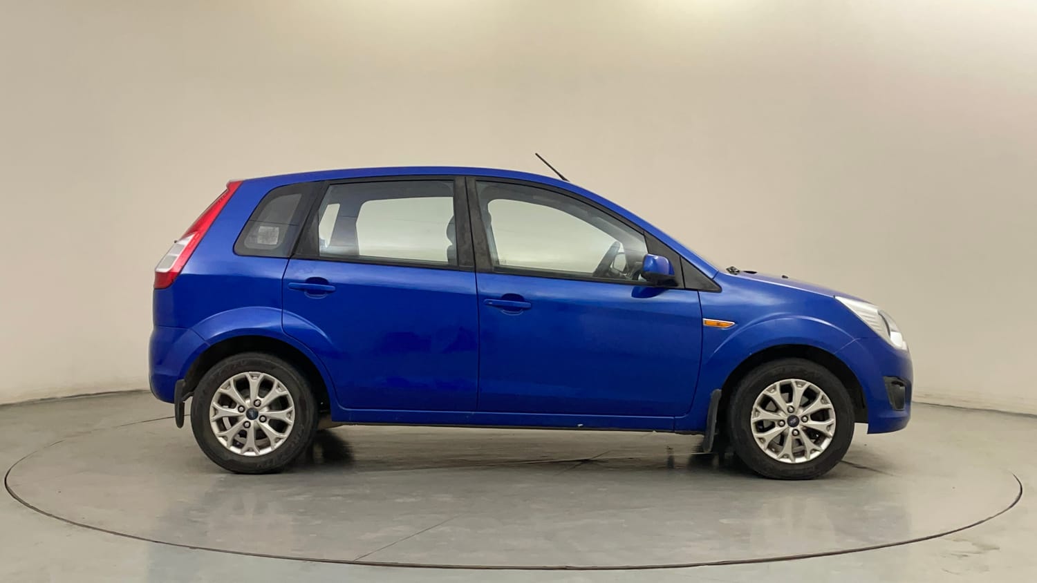 Used 2013 Ford Figo Duratec Petrol Titanium 1.2 Petrol Manual exterior RIGHT SIDE VIEW