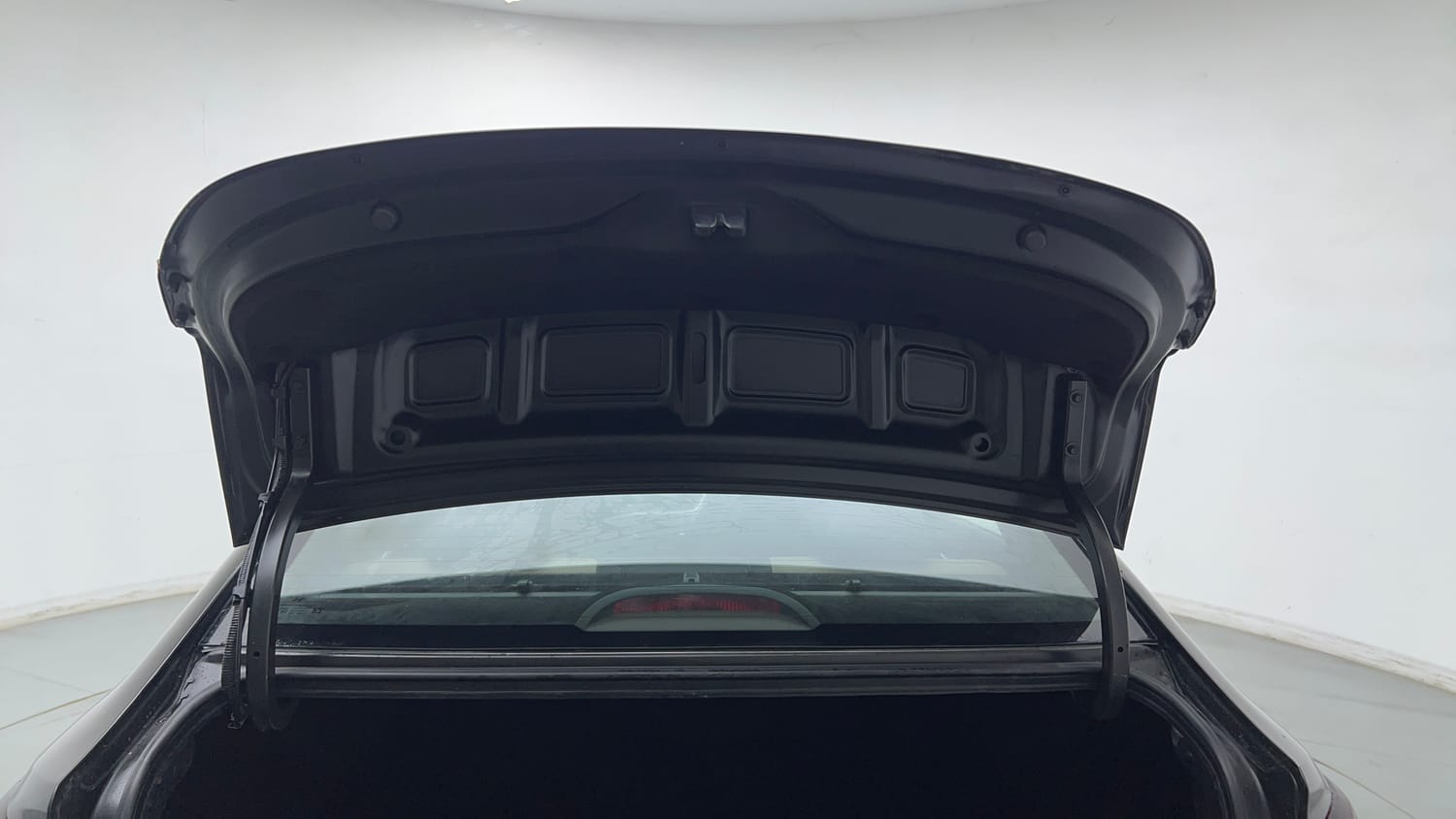 Used 2019 Hyundai Verna SX (O)1.6 VTVT Petrol Manual interior DICKY DOOR OPEN VIEW