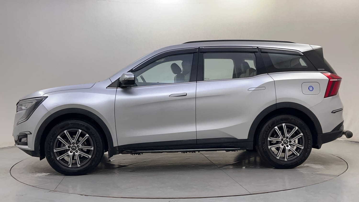 Used 2021 Mahindra XUV700 AX 7 Petrol AT 7 STR Petrol Automatic exterior LEFT SIDE VIEW