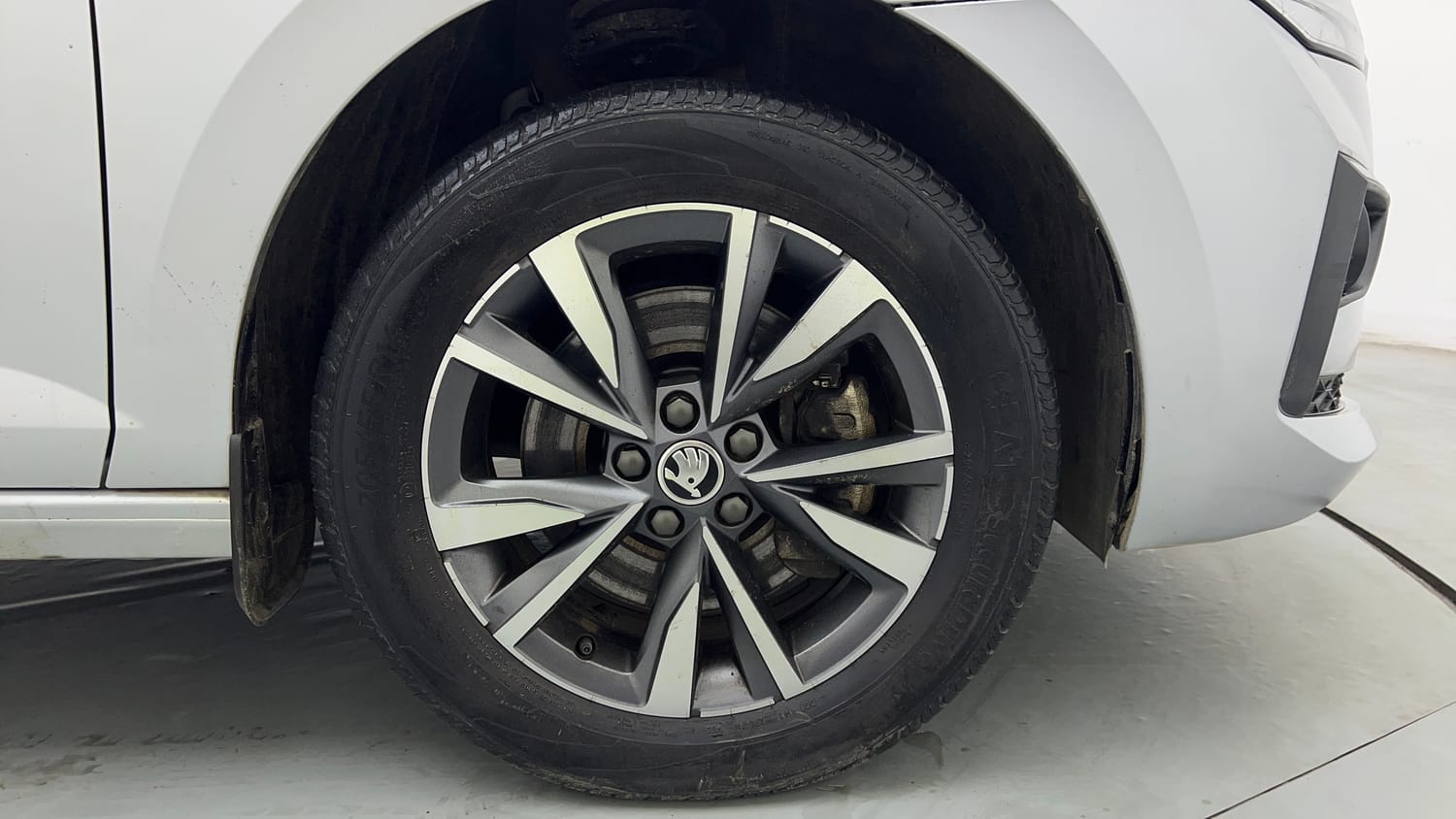 Used 2023 Skoda Slavia Style 1.5L TSI MT Petrol Manual tyres RIGHT FRONT TYRE RIM VIEW