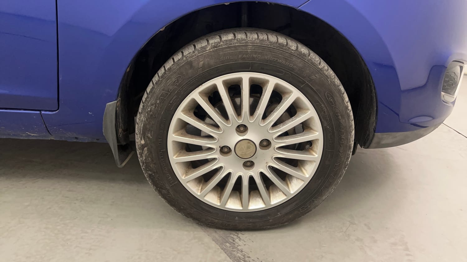 Used 2015 Tata Zest XT Petrol Petrol Manual tyres RIGHT FRONT TYRE RIM VIEW