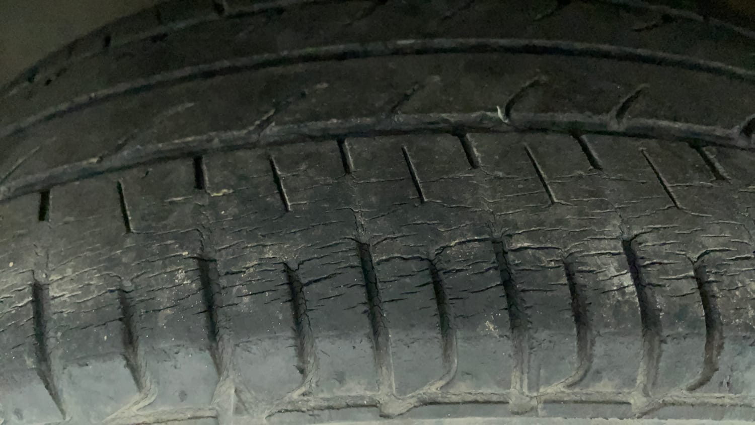 Used 2018 Hyundai Elite i20 Sportz 1.2 Petrol Manual tyres LEFT FRONT TYRE TREAD VIEW