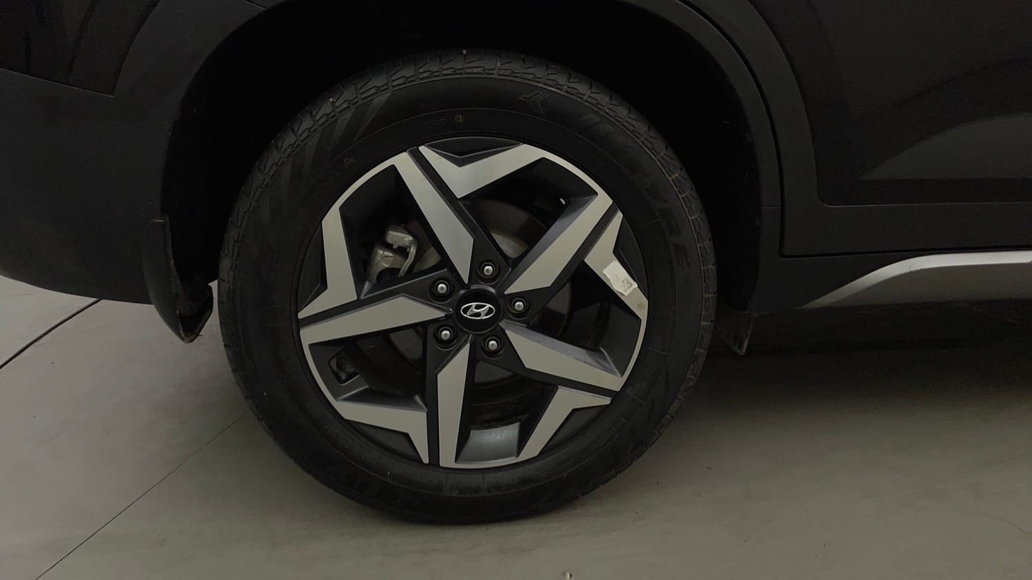 Used 2023 Hyundai Alcazar Prestige 7 STR 1.5 Diesel Diesel Manual tyres RIGHT REAR TYRE RIM VIEW