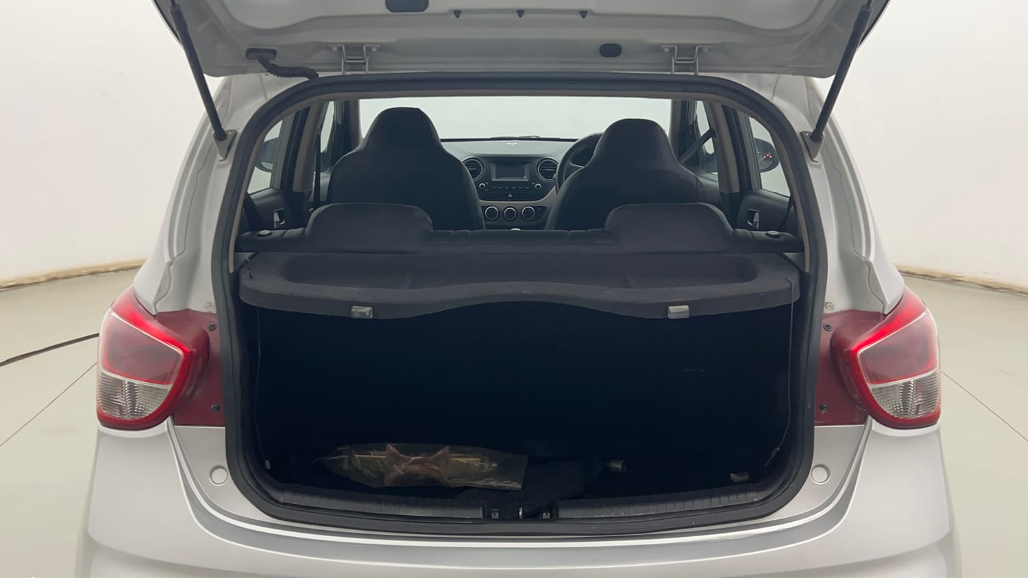 Used 2017 Hyundai Grand i10 Sportz 1.2 Kappa VTVT Petrol Manual interior DICKY INSIDE VIEW