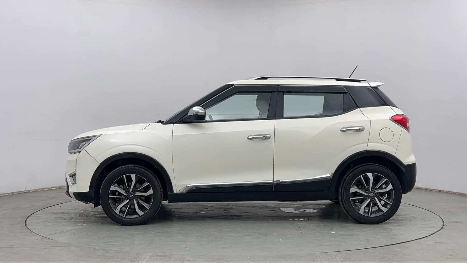 Used 2019 Mahindra XUV 300 1.5 W8 (O) Diesel Manual exterior LEFT SIDE VIEW