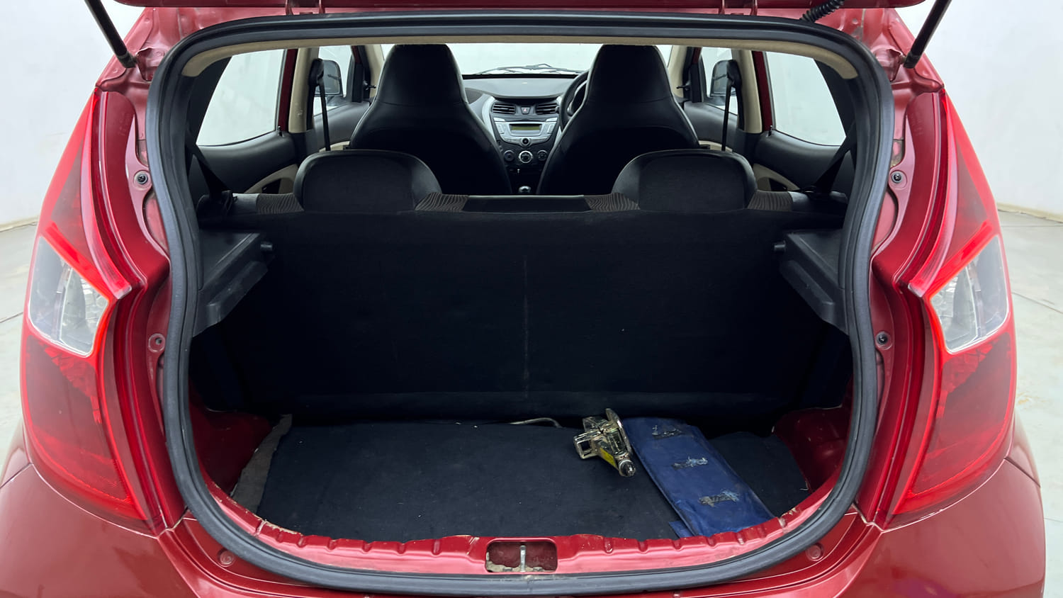 Used 2014 Hyundai Eon Magna Petrol Manual interior DICKY INSIDE VIEW