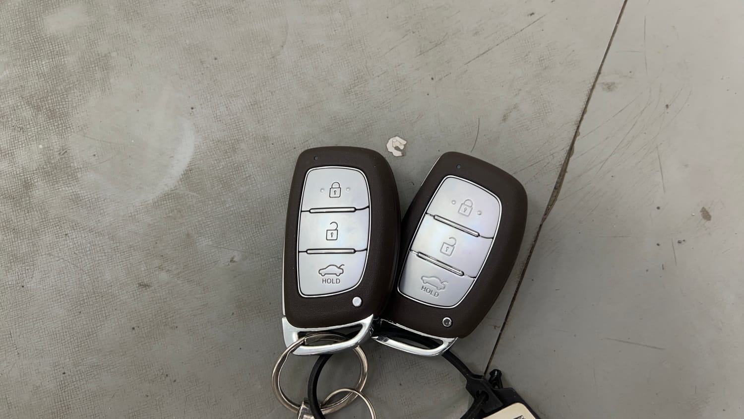 Used 2023 Hyundai Aura SX 1.2 CNG Cng Manual extra CAR KEY VIEW