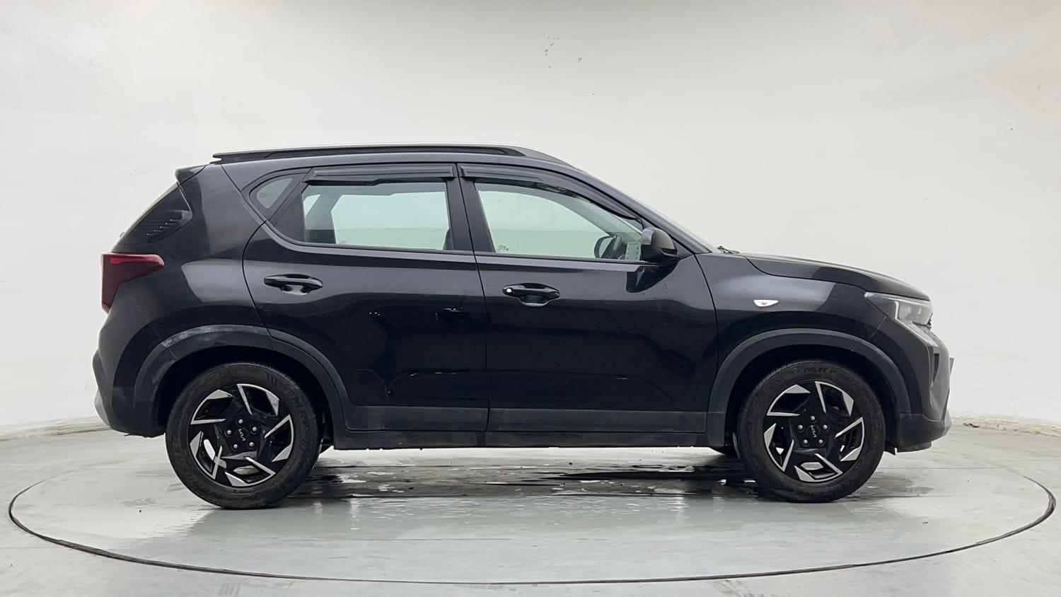 Used 2024 Kia Sonet HTK (O) 1.2 Petrol MT Petrol Manual exterior RIGHT SIDE VIEW