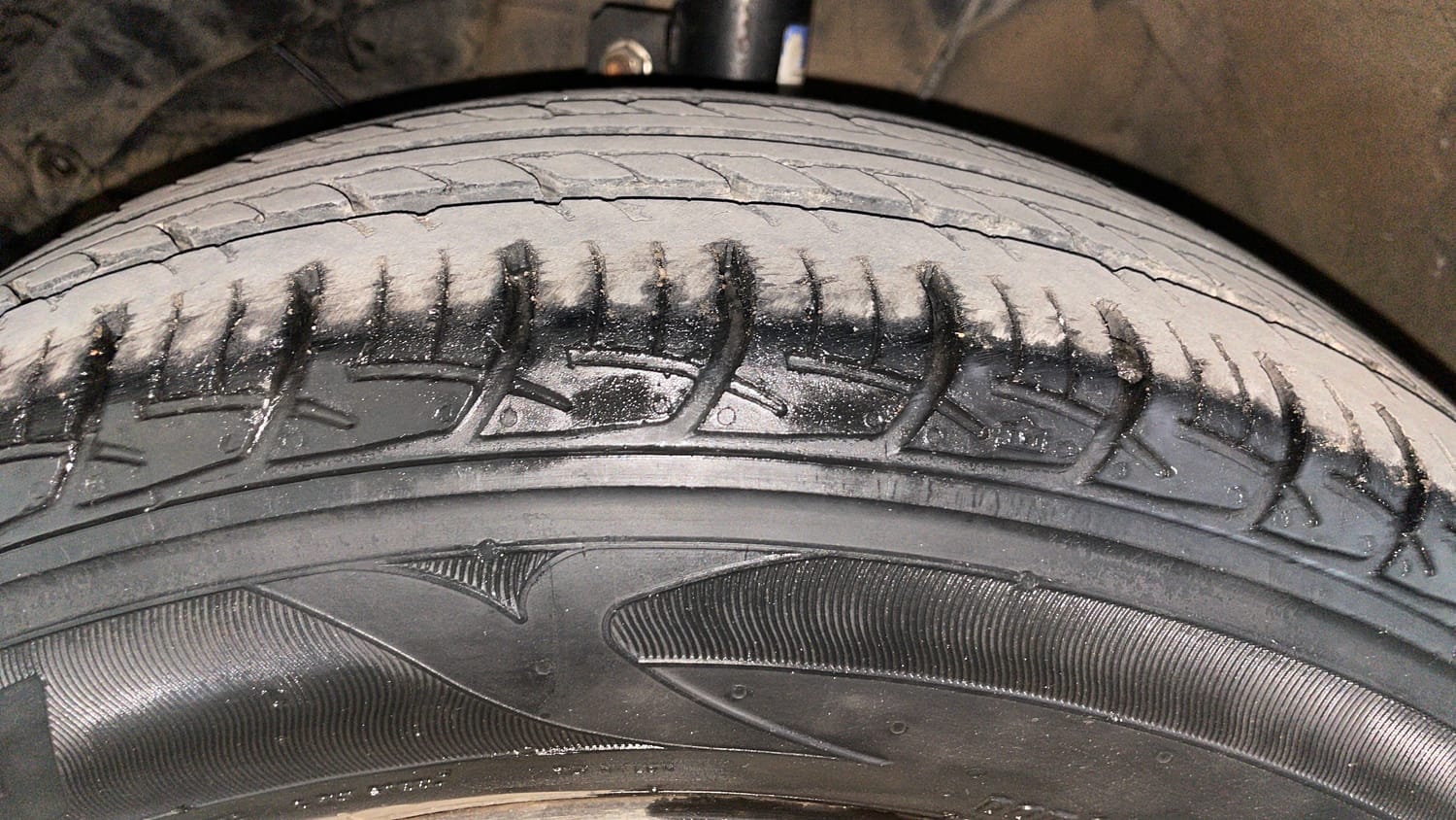 Used 2017 Maruti Suzuki Baleno Delta 1.2 Petrol Manual tyres LEFT FRONT TYRE TREAD VIEW