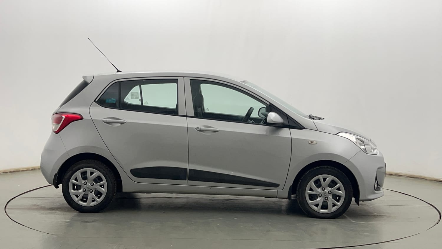Used 2017 Hyundai Grand i10 Sportz 1.2 Kappa VTVT Petrol Manual exterior RIGHT SIDE VIEW
