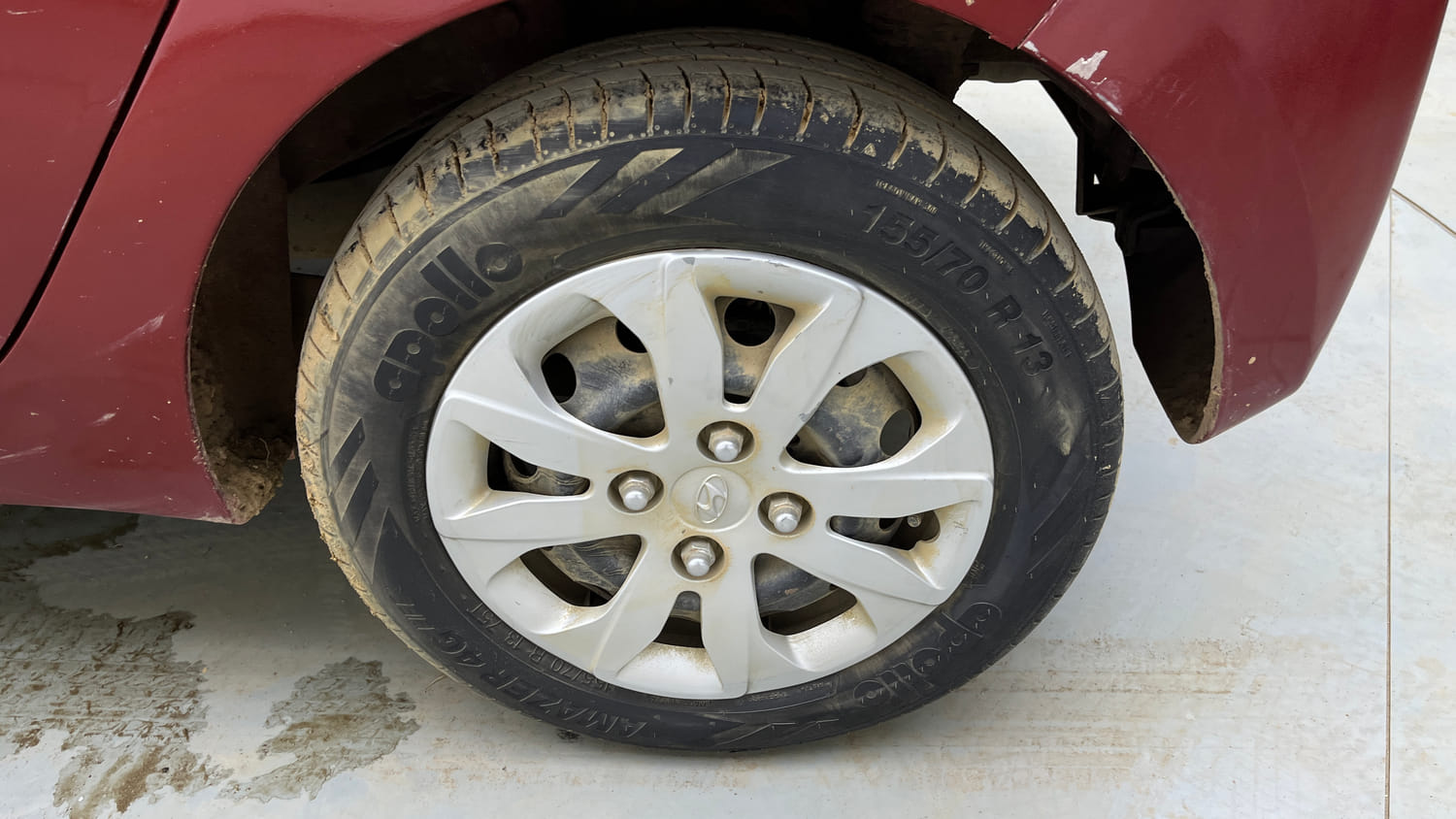 Used 2014 Hyundai Eon Magna Petrol Manual tyres LEFT REAR TYRE RIM VIEW