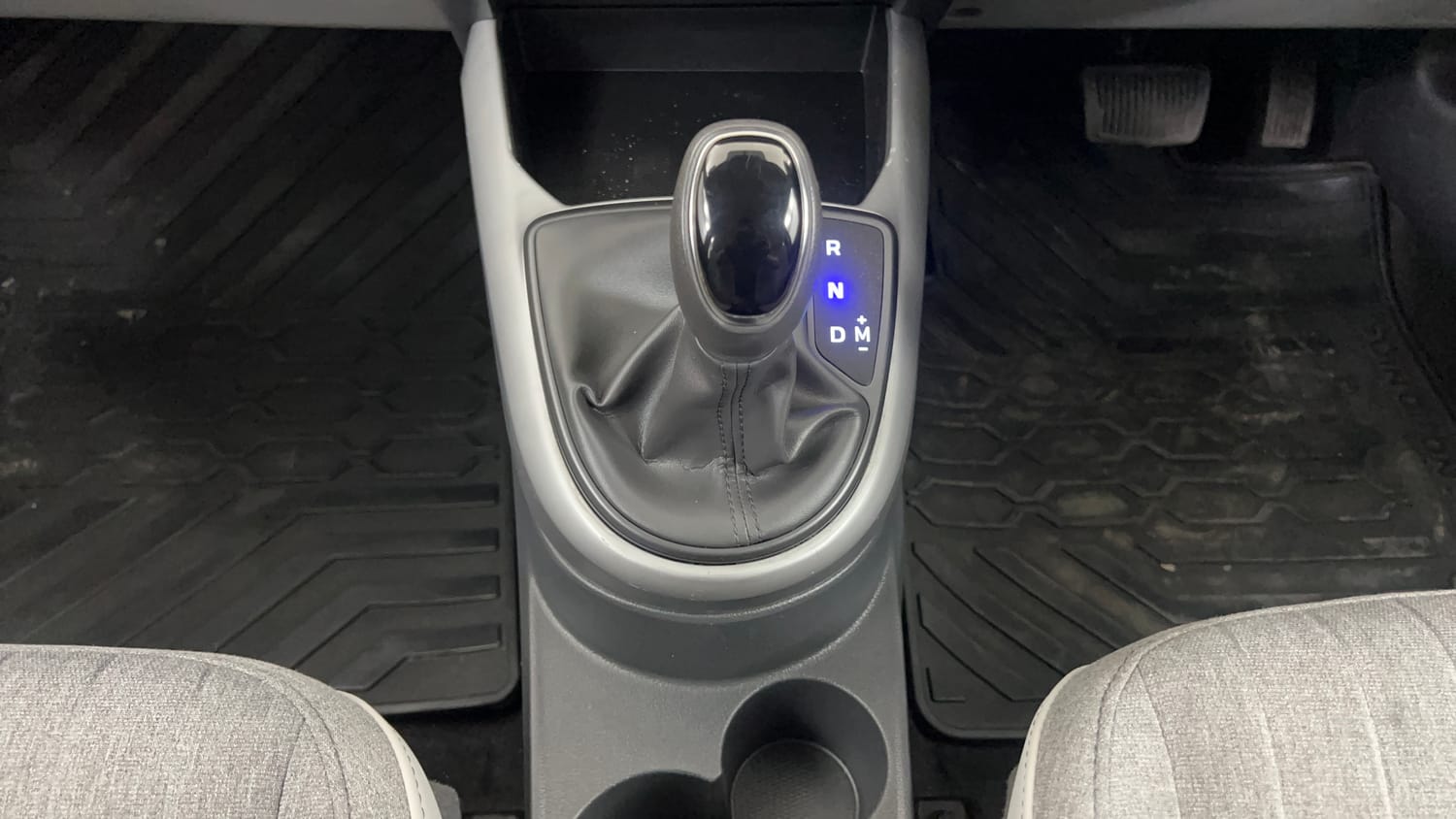 Used 2022 Hyundai Grand i10 Nios Asta AMT 1.2 Kappa VTVT Petrol Automatic interior GEAR  KNOB VIEW