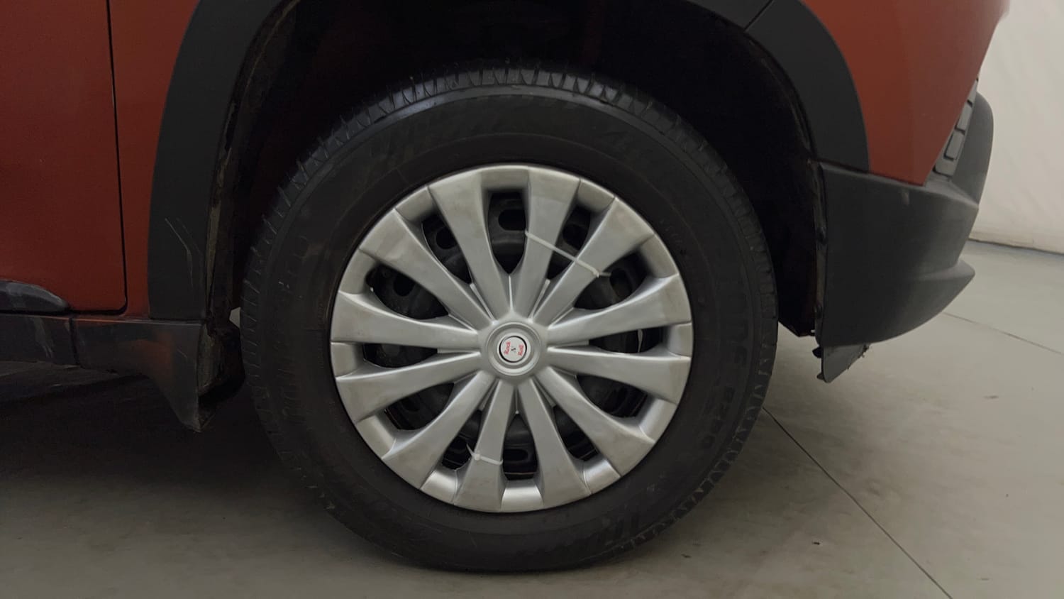 Used 2016 Mahindra KUV100 K6+ 6 STR Petrol Manual tyres RIGHT FRONT TYRE RIM VIEW